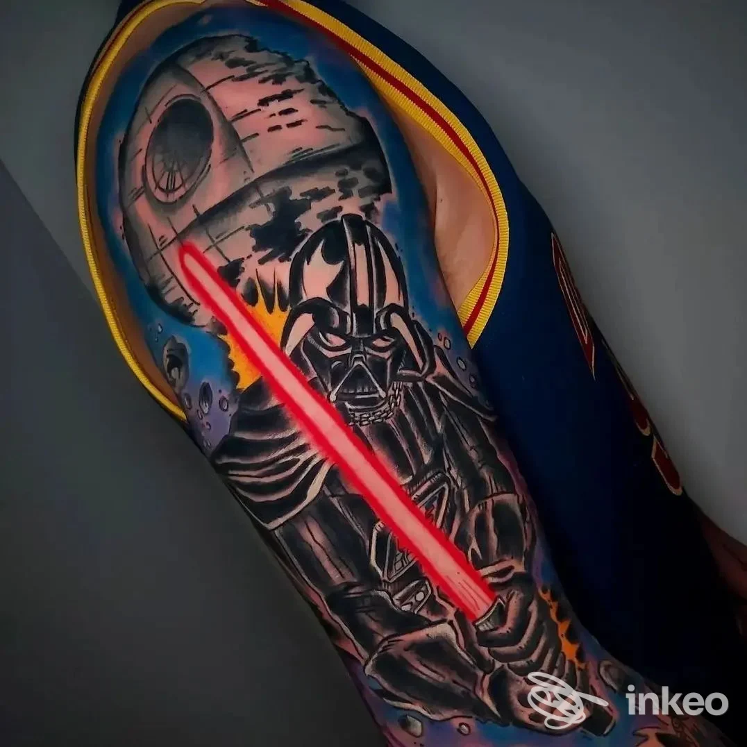 Grande tatuaggio a tema Star Wars sul braccio superiore con Darth Vader e la Morte Nera. ZETA Tattoo Shop, Novara.