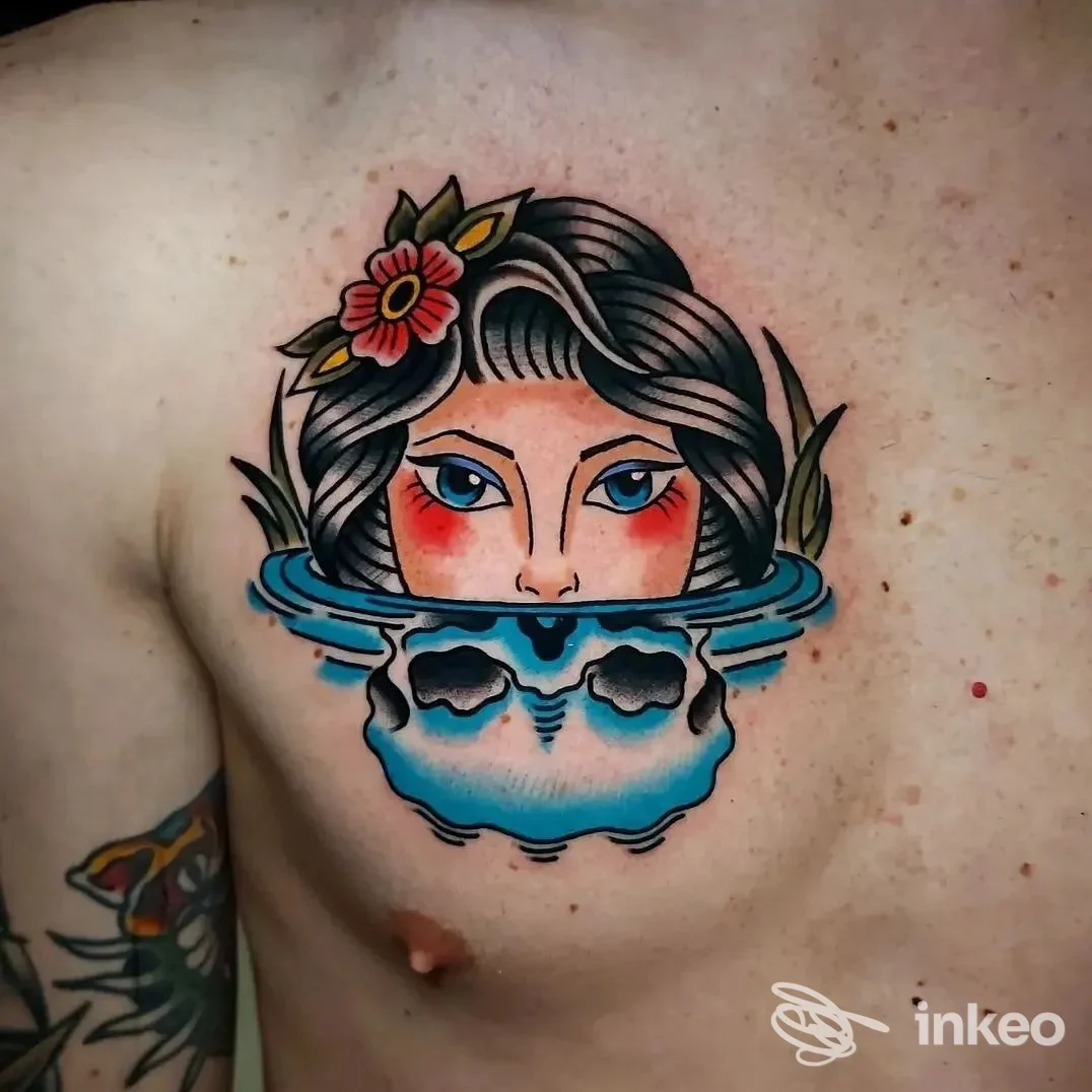 Tatuaggio colorato sul petto raffigurante il volto di una donna riflesso nell'acqua, ZETA Tattoo Shop, Novara.