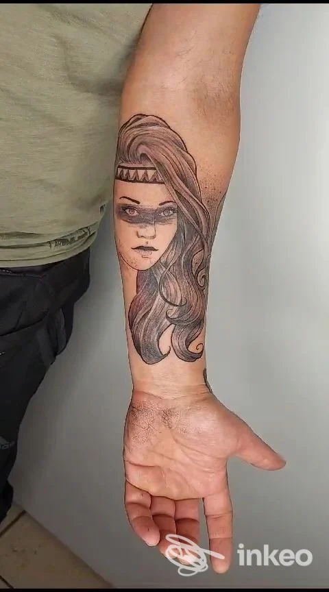 Tatuaggio ritratto in bianco e nero sull'avambraccio, Ziogianni Tattoo, Torino.