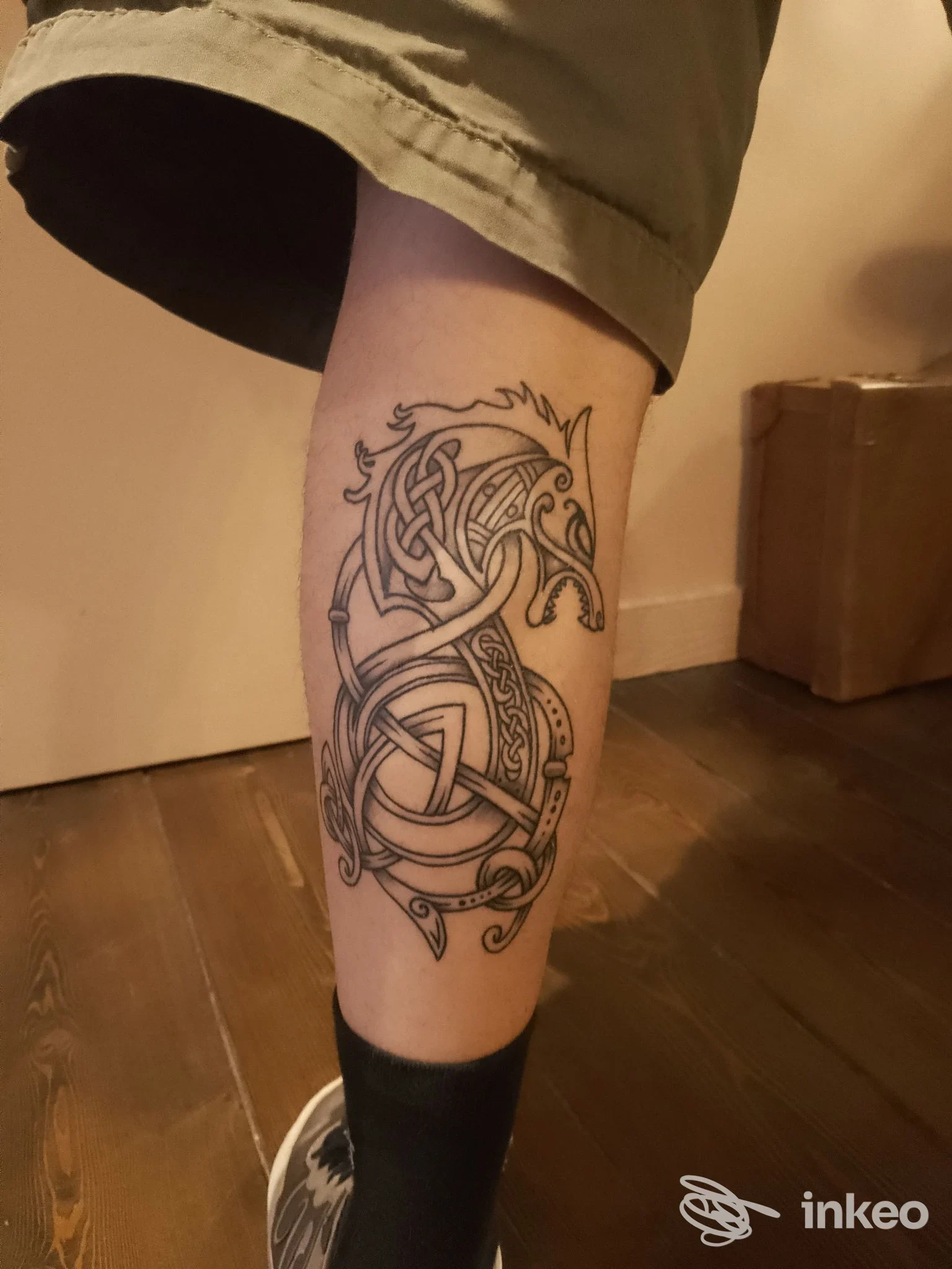 Tatuaggio a intreccio celtico sul polpaccio sinistro, foto fornita da Ziogianni Tattoo, Torino.