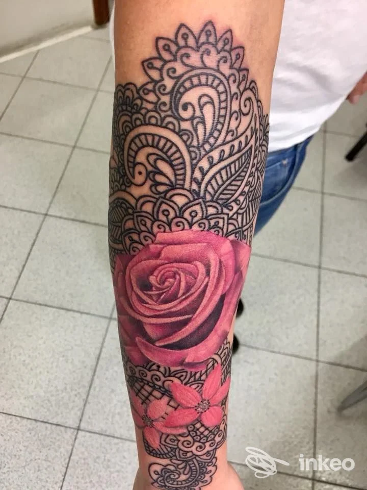 Tatuaggio su avambraccio con motivi ornamentali neri e rosa realistica, Love Hate Tattoo and Piercing, Vercelli.
