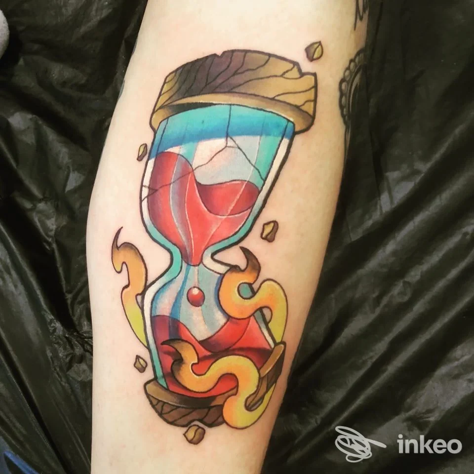 Tatuaggio clessidra colorata sull'avambraccio, realizzato da Love Hate Tattoo and Piercing, Vercelli.