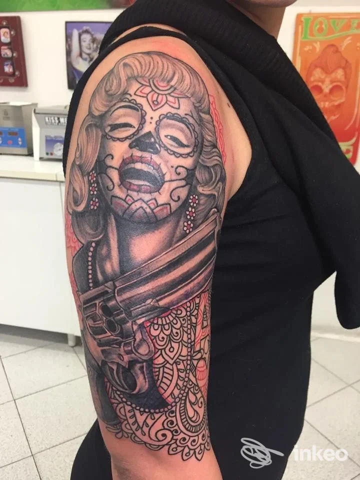 Grande tatuaggio su braccio superiore con ritratto Day of the Dead e motivi ornamentali, Love Hate Tattoo and Piercing, Vercelli.