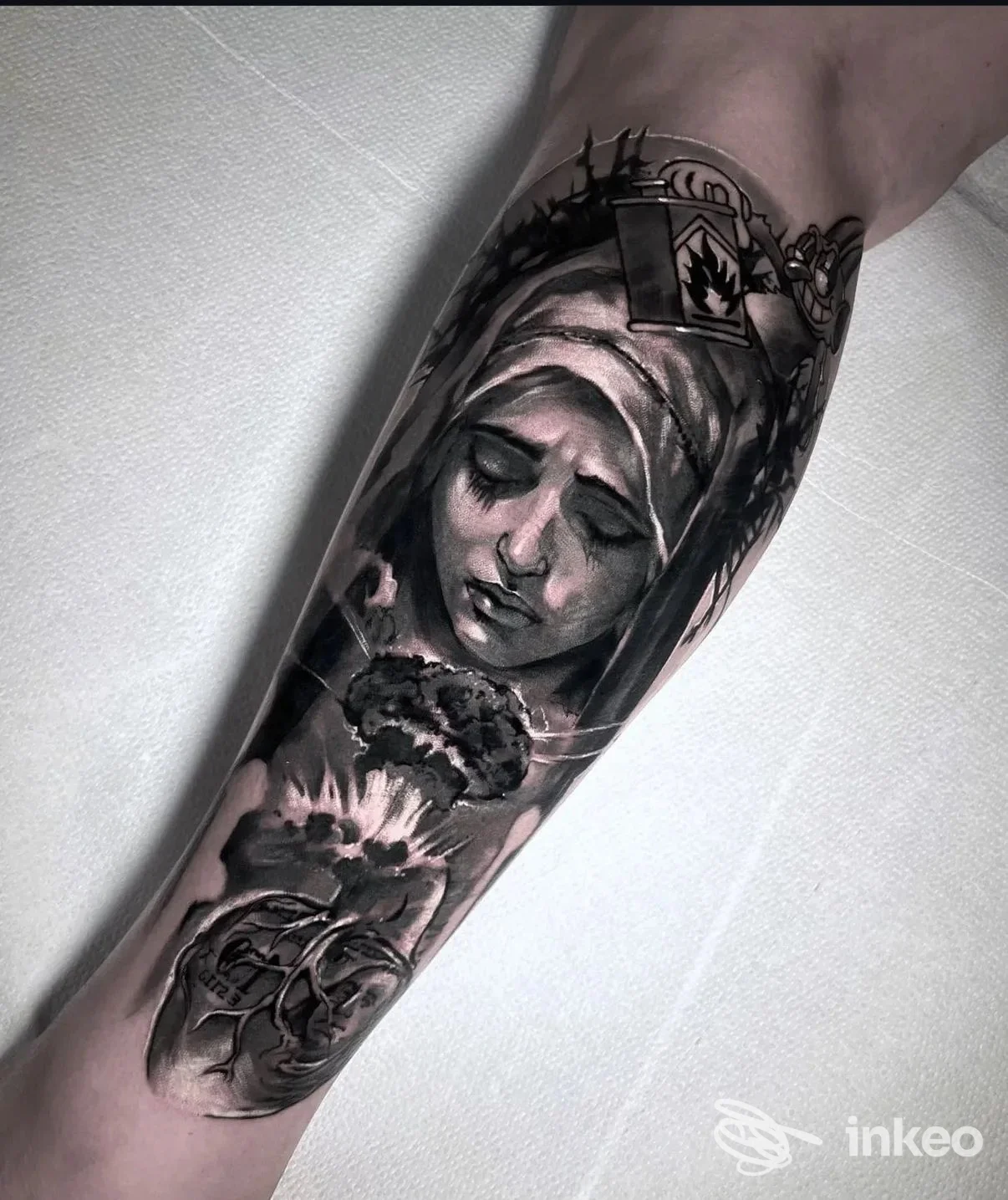 Tatuaggio realistico in bianco e nero su avambraccio raffigurante un volto femminile, 81's Black Sheep Tattoo Studio, Vinovo.