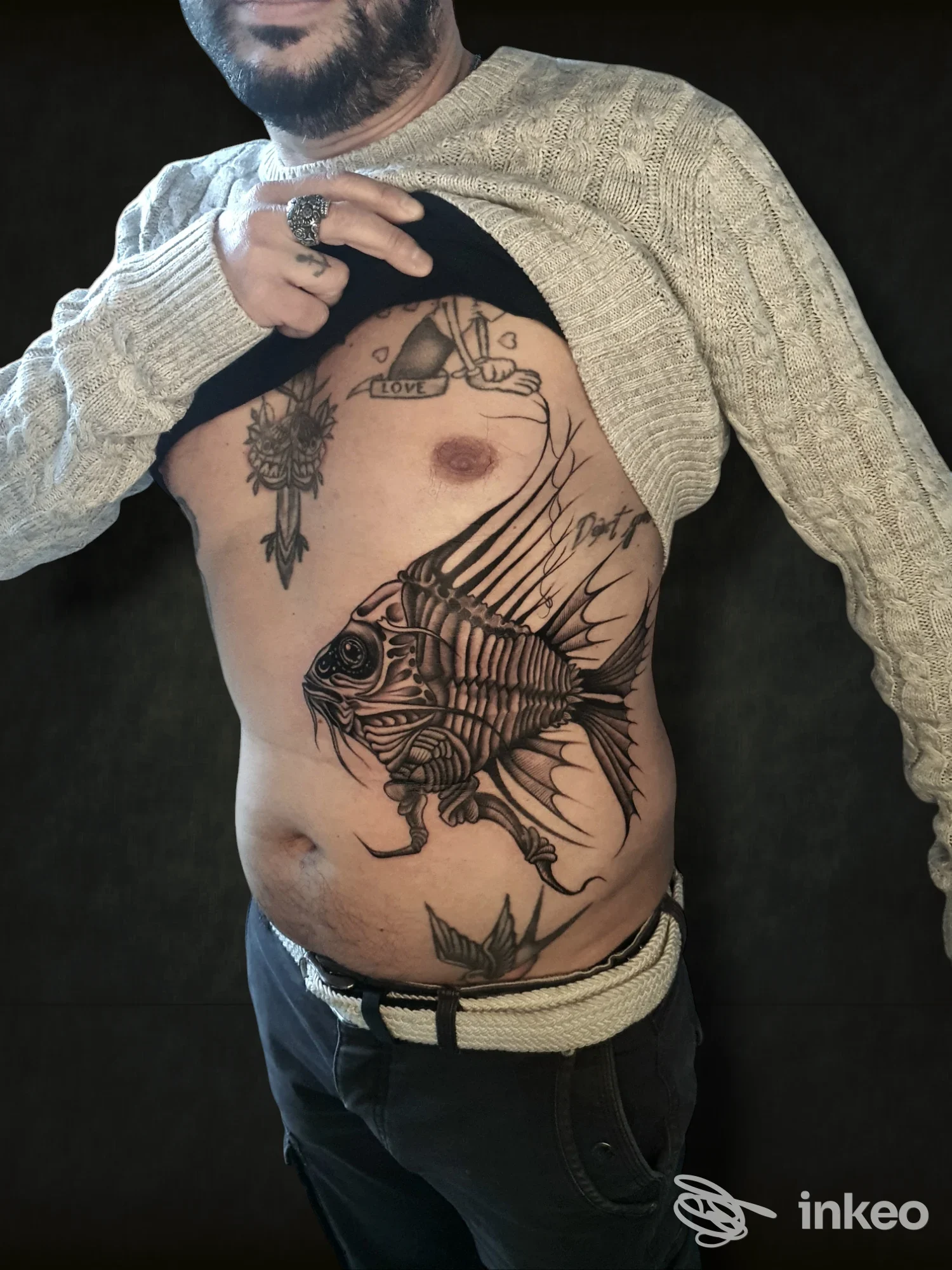 Dettaglio tatuaggi su torace e fianco con grande pesce scheletrico; ALKEMIK INK TATTOO - Castellamonte
