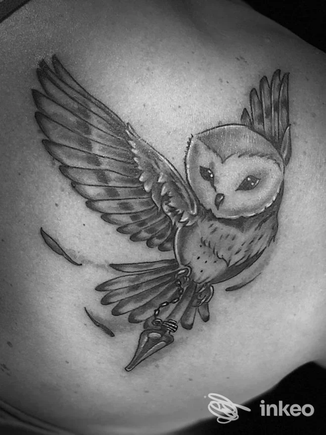 Tatuaggio in bianco e nero di un gufo sulla spalla/alta schiena, Alba Art Tattoo, Alba.