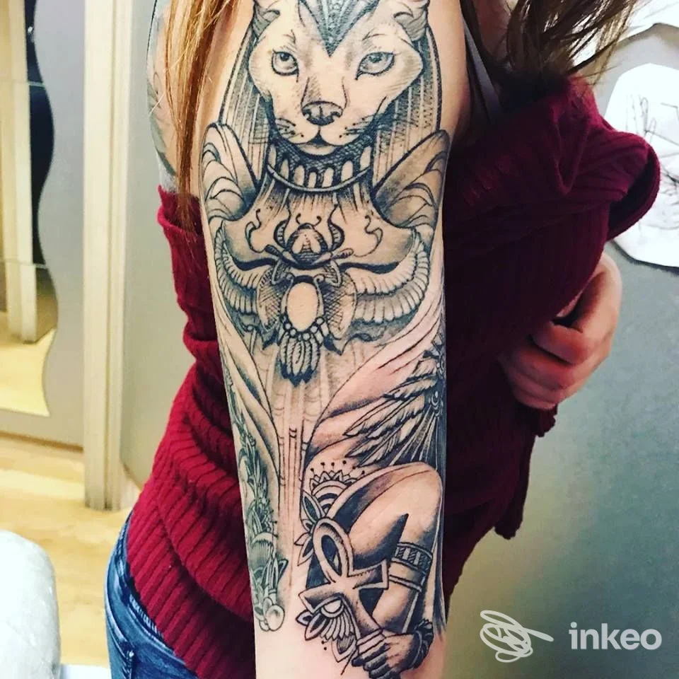 Ampia manica tatuata in bianco e nero fotografata su un braccio; immagine fornita da Alba Art Tattoo, Alba.