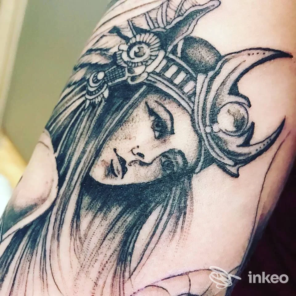 Primo piano di un tatuaggio blackwork su avambraccio raffigurante il volto di una donna. Alba Art Tattoo, Alba.