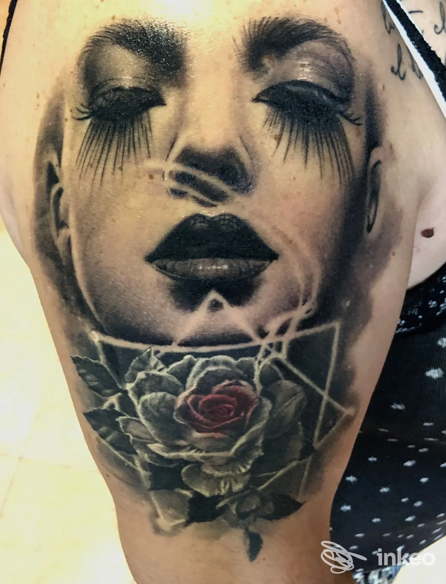 Tatuaggio realistico su braccio con volto femminile in bianco e nero e rosa centrale a colore, foto per Alo Ink Tattoo Studio, Leini.