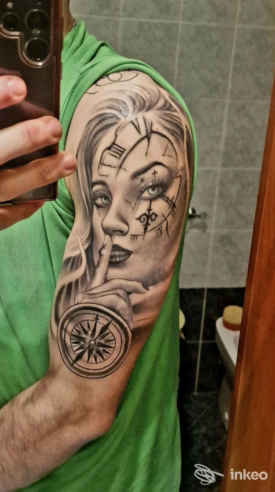 Tatuaggio black & grey di volto femminile e bussola su braccio superiore, foto inviata da Alo Ink Tattoo Studio, Leini.