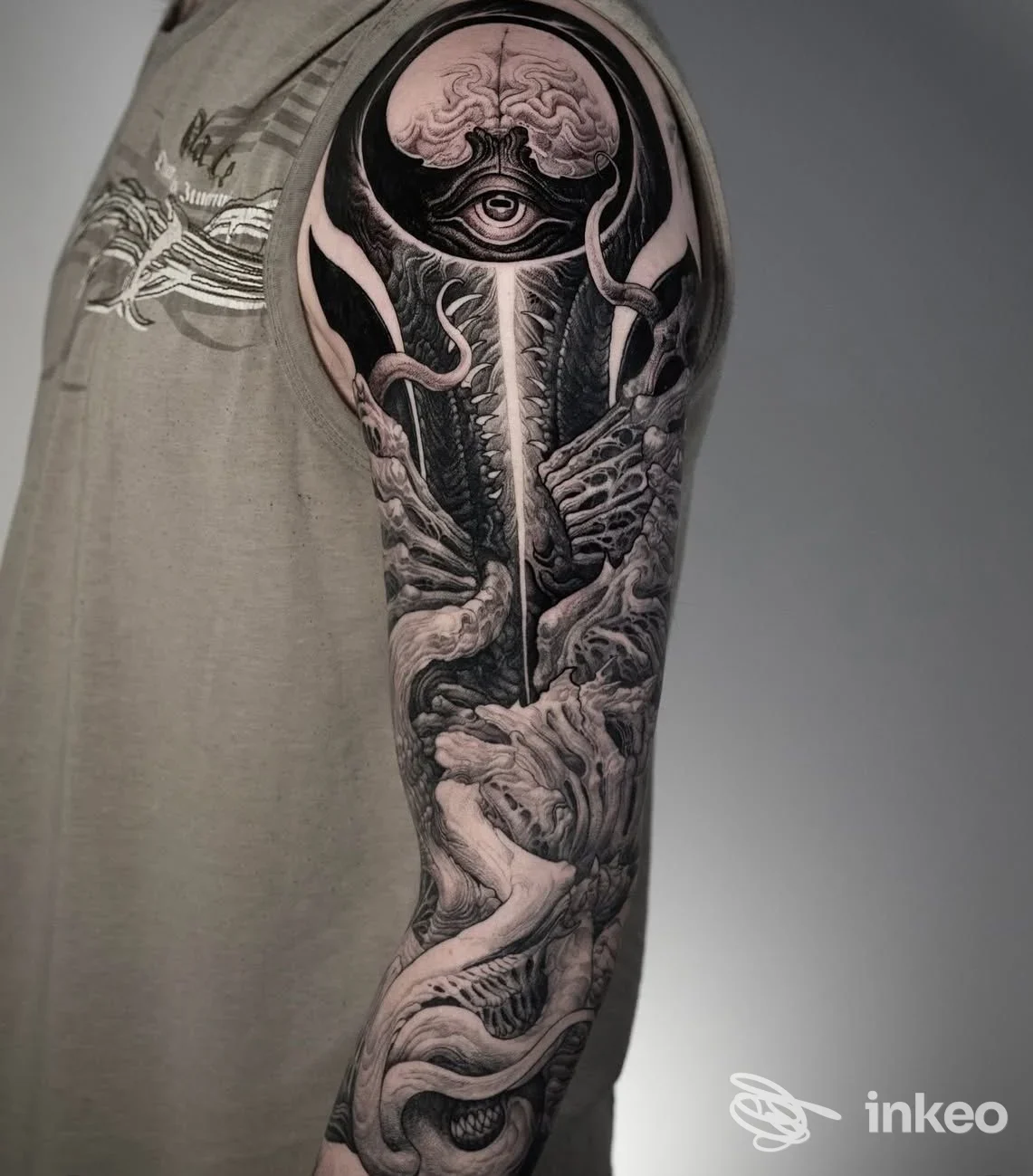 Grande tatuaggio in bianco e nero su braccio e spalla, realizzato da Amygdala Tattoo Temple a Biella, dettagli anatomici e organici.