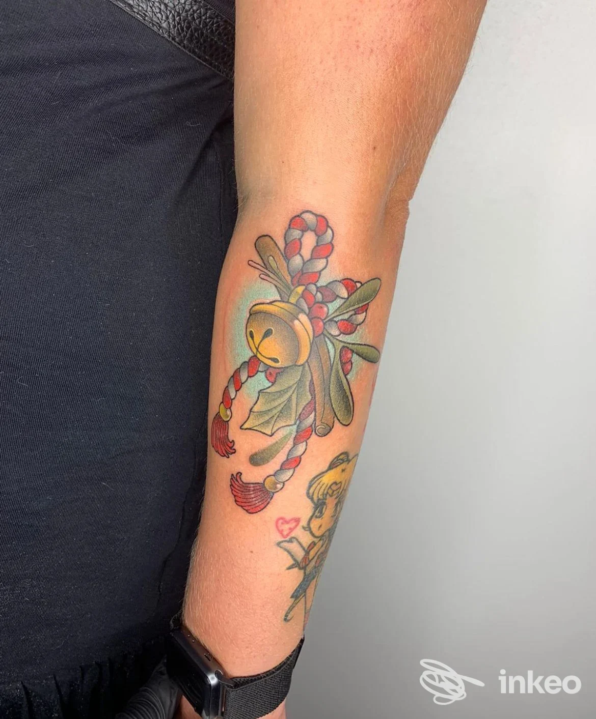 Tattoo colorato sull'avambraccio con campanella e elementi vegetali, realizzato da Apomorphy Tattoo Gallery a Chieri.