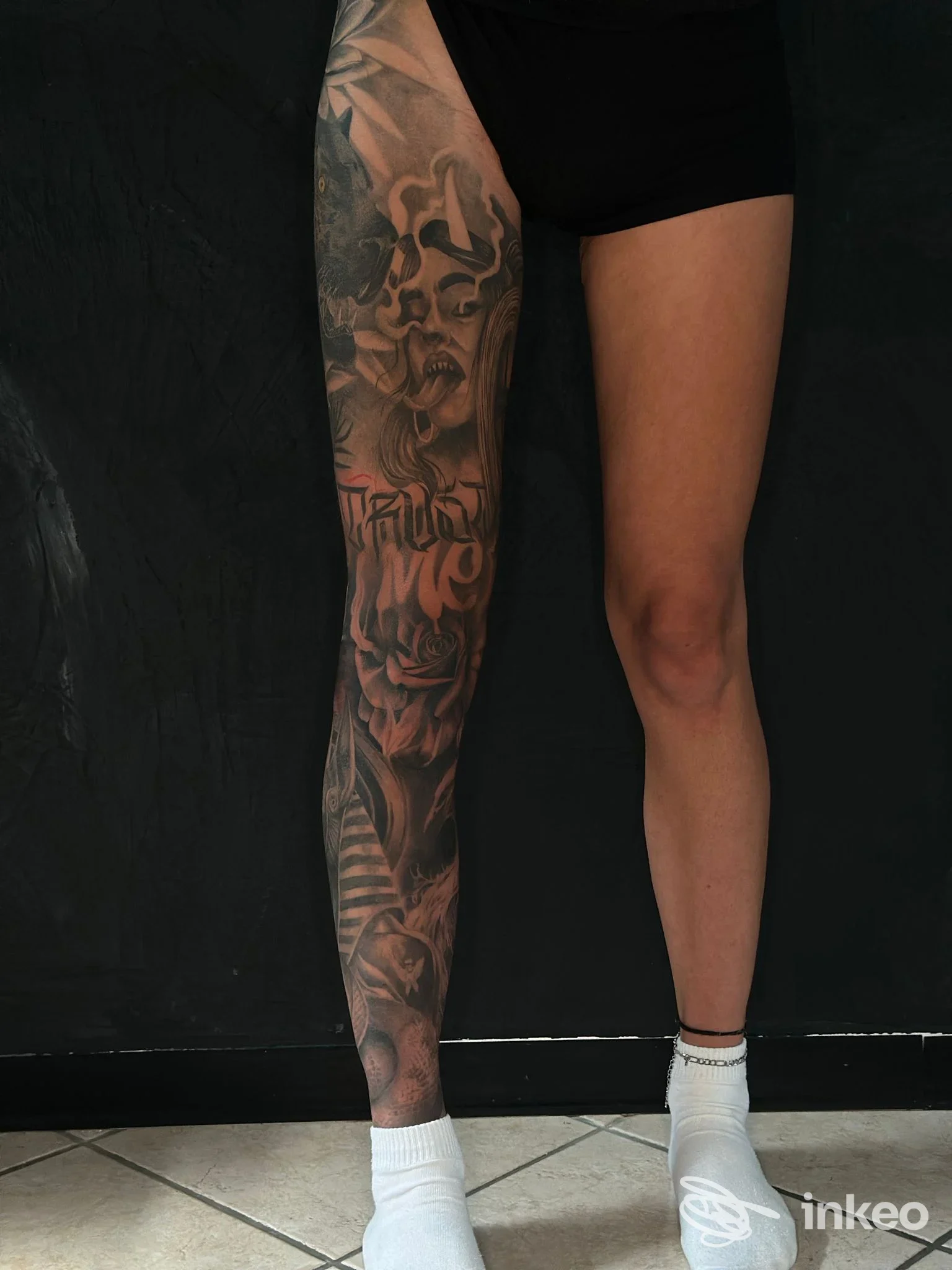 Gamba sinistra completamente tatuata in primo piano, confronto con gamba nuda accanto; foto per portfolio di Blackink Tattoo, Cuneo.
