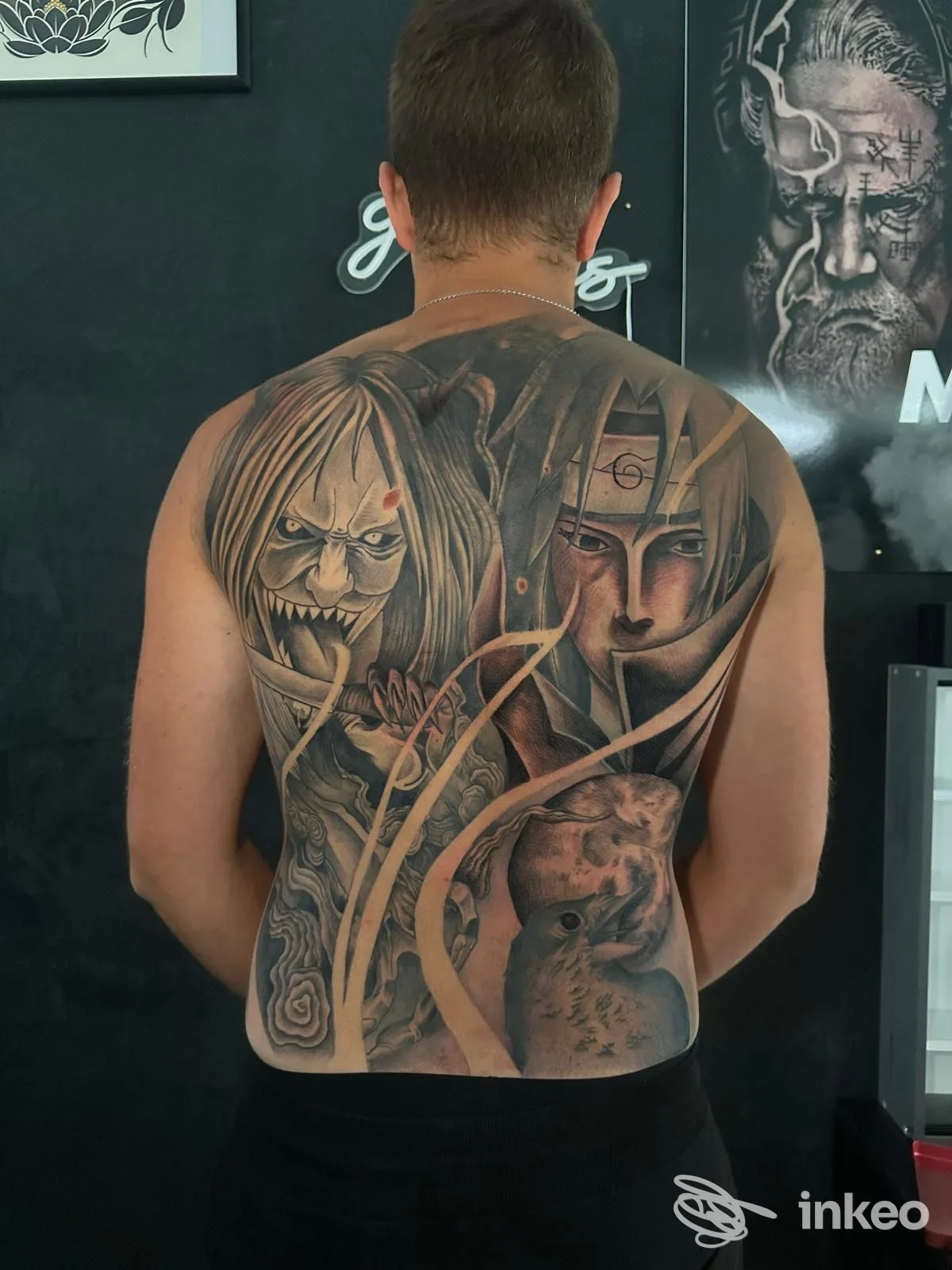 Ampia schiena tatuata con lavori in bianco e nero, immagine fornita da Blackink Tattoo, Cuneo.
