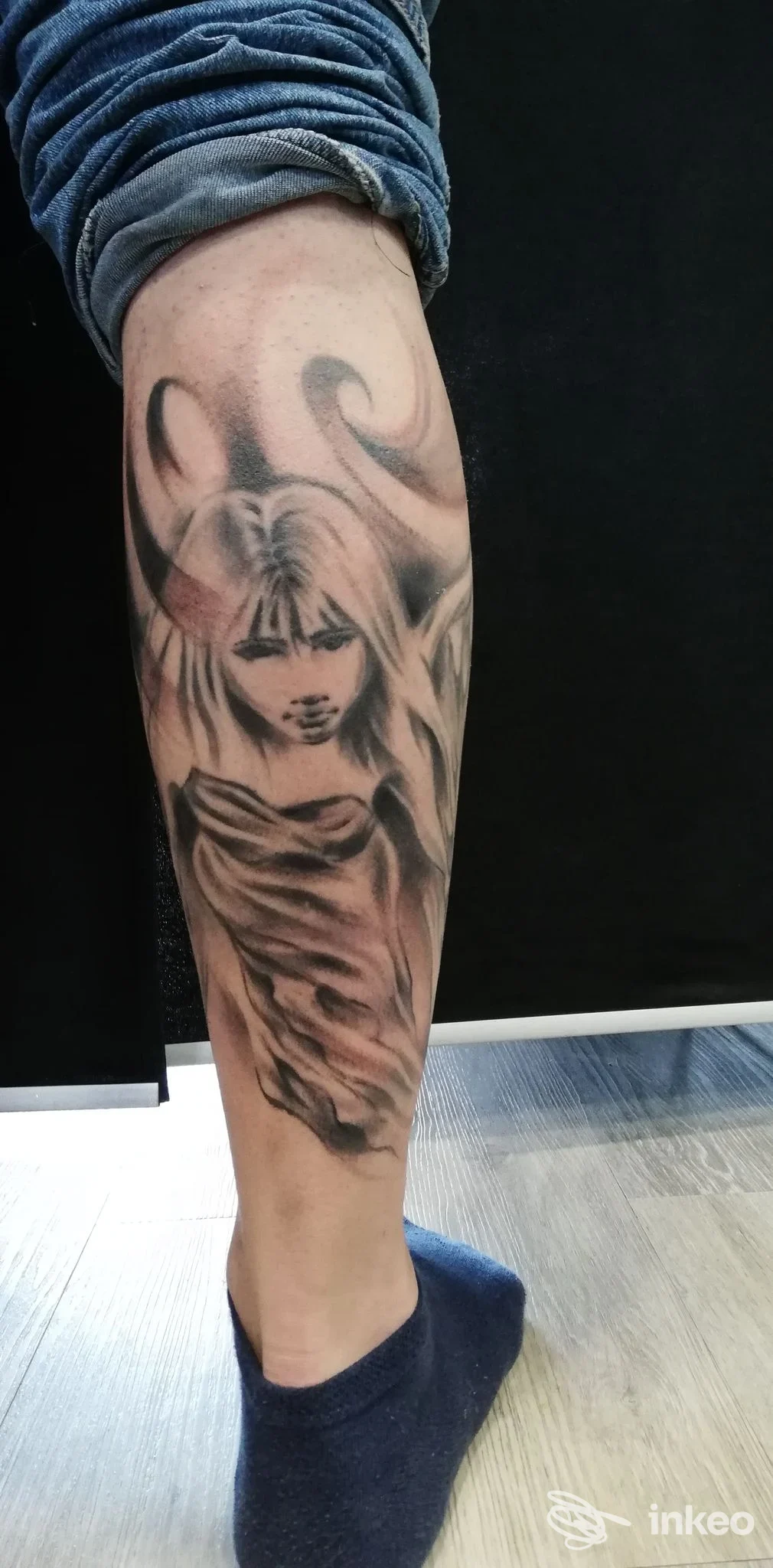 Tatuaggio black & grey di una figura femminile sul polpaccio, Creation Tattoo di Marini Gualtiero, Torino.