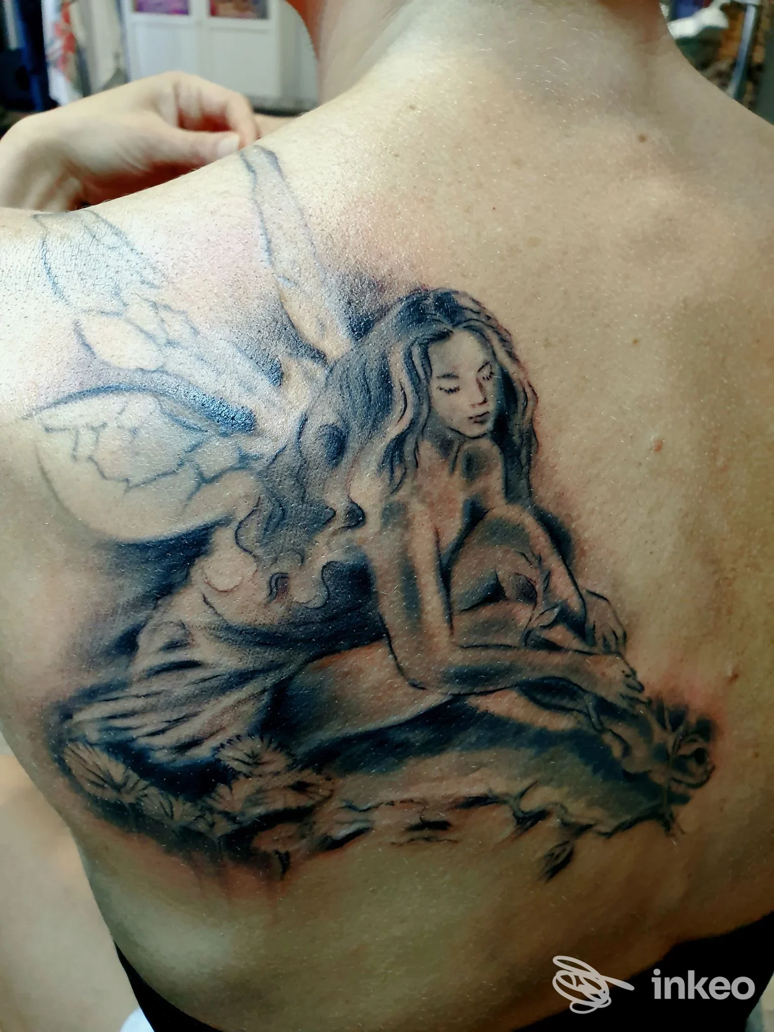 Tatuaggio sulla scapola sinistra raffigurante una figura femminile fiabesca, immagine fornita da Creation Tattoo di Marini Gualtiero, Torino.