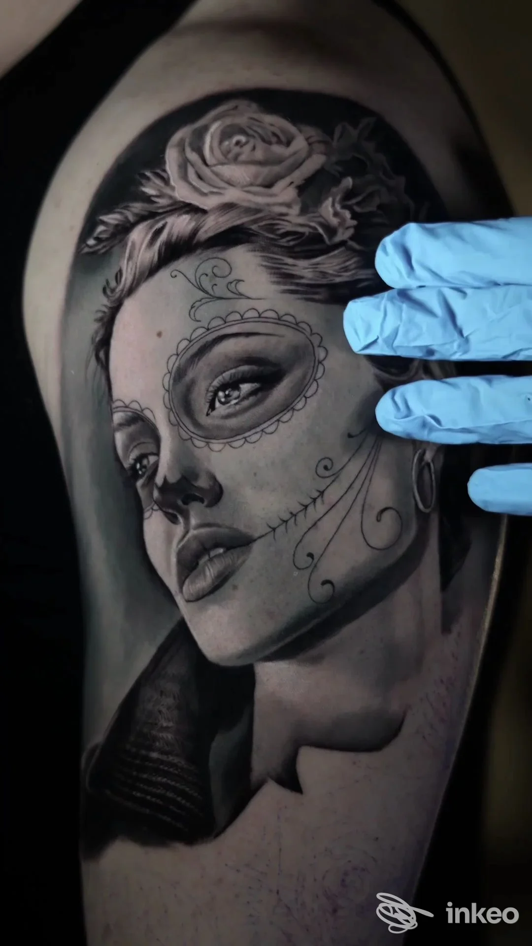 Tatuaggio realistico in bianco e nero su braccio con ritratto femminile e rose, foto fornita da Ventuno Tattoo Studio, Castiglione Torinese.