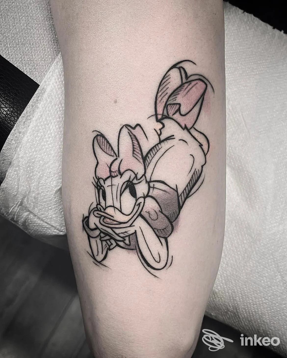 Tatuaggio di Daisy sul avambraccio, fotografato nello studio Alex Tattoo Studio a Novara.