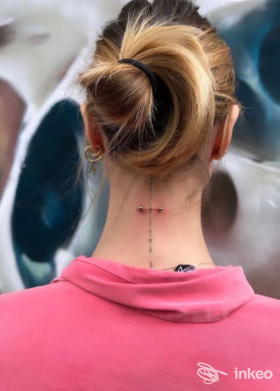 Nuca con piercing superficiale orizzontale e sottostante tatuaggio a punti lungo la colonna cervicale, scatto di Alex Tattoo Studio, Novara.