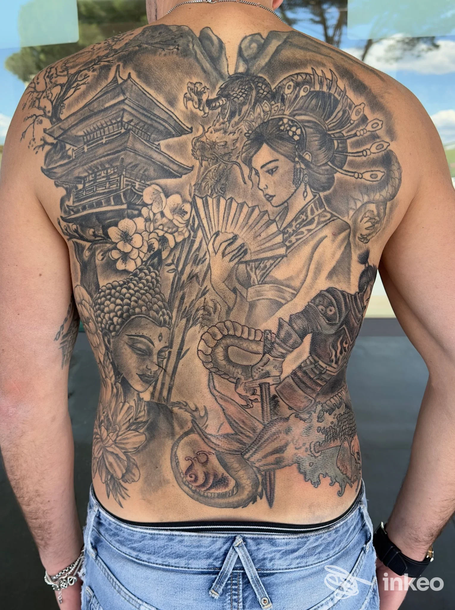 Ampia schiena tatuata in bianco e nero con geisha, pagoda e motivi orientali — Angeli & Demoni Tattoo Studio, Chieri.