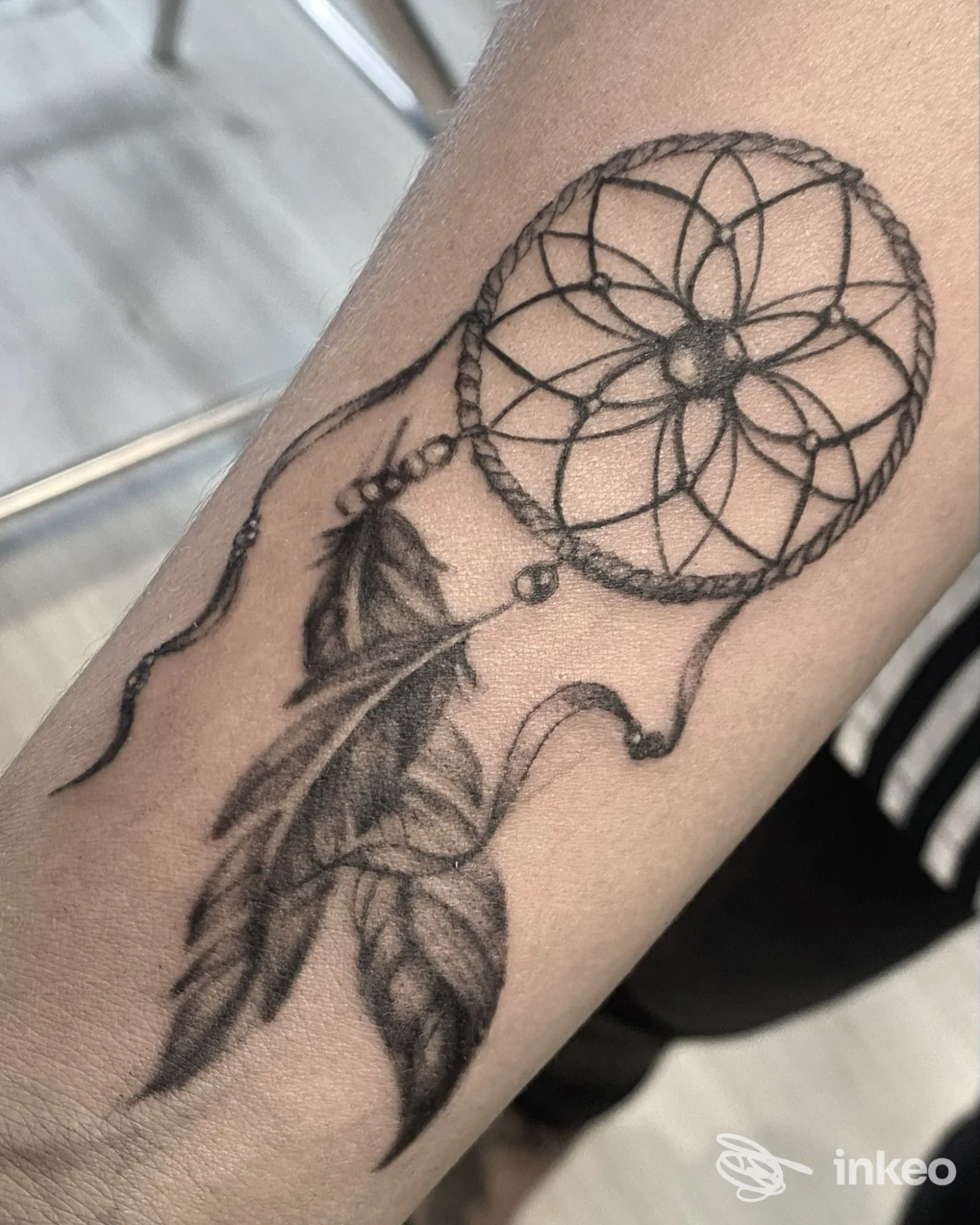 Tatuaggio acchiappasogni in bianco e nero sull'avambraccio, realizzato da Balam Tattoo Collegno a Collegno.