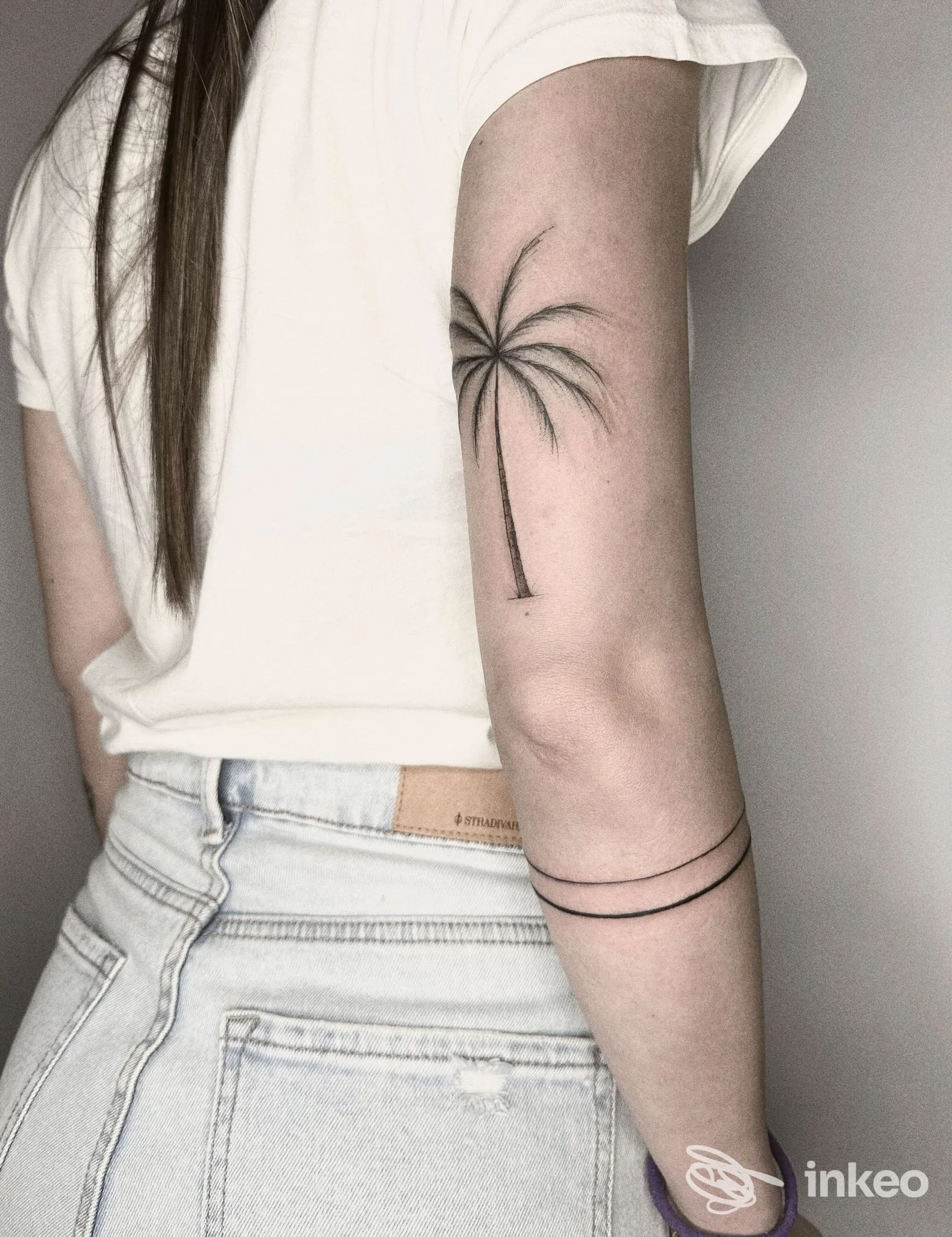 Tatuaggio palma sul braccio con doppia linea sull'avambraccio, scatto di Blackout Tattoo Studio, Torino.