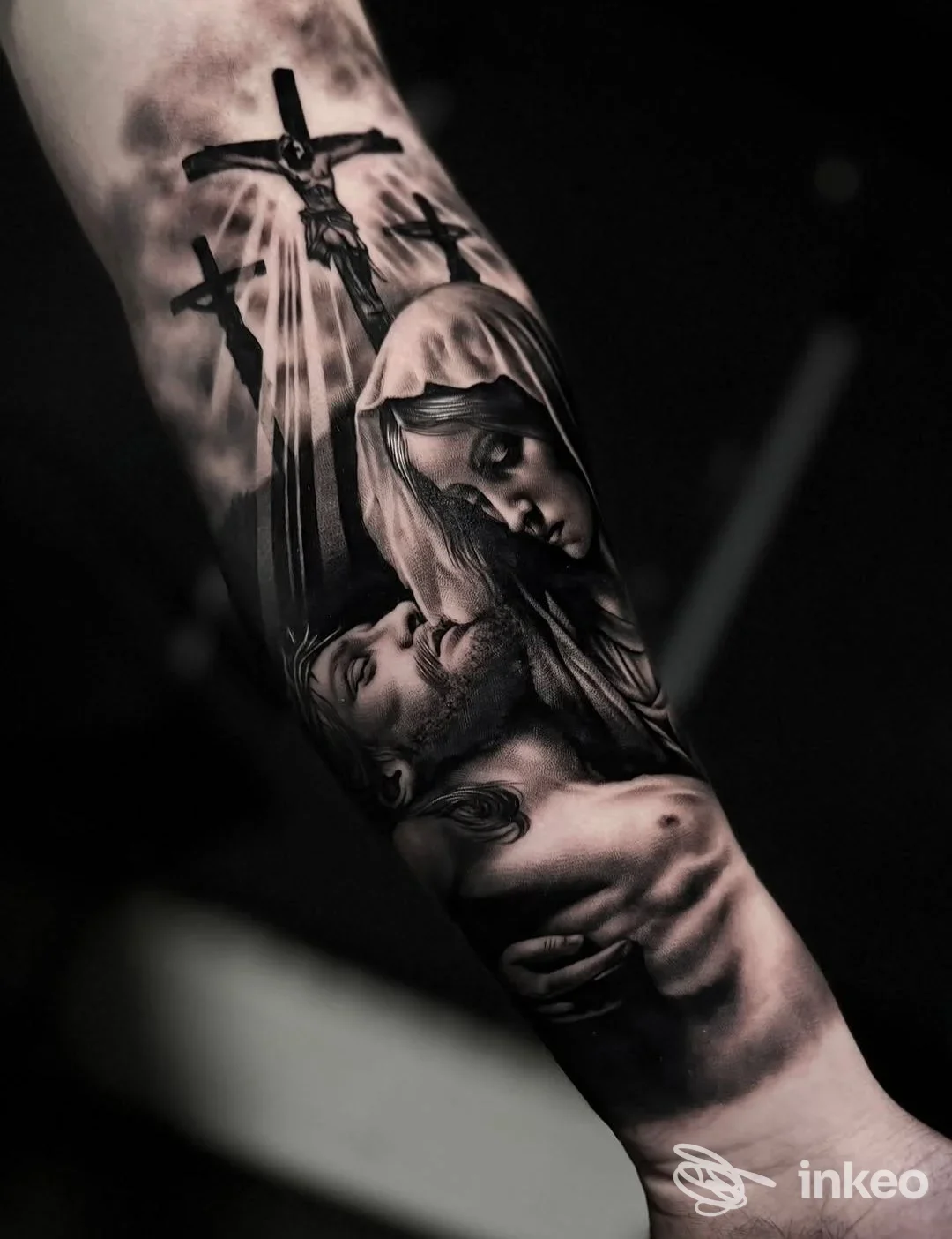 Tatuaggio realistico su avambraccio mostrato in primo piano, opera condivisa da Broken Dreams Tattoo a Santhià.