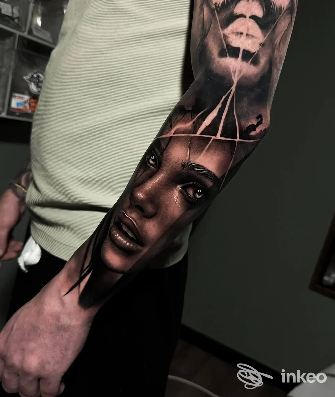 Tatuaggio realistico a mezzobusto femminile sull'avambraccio, foto del Broken Dreams Tattoo a Santhià.