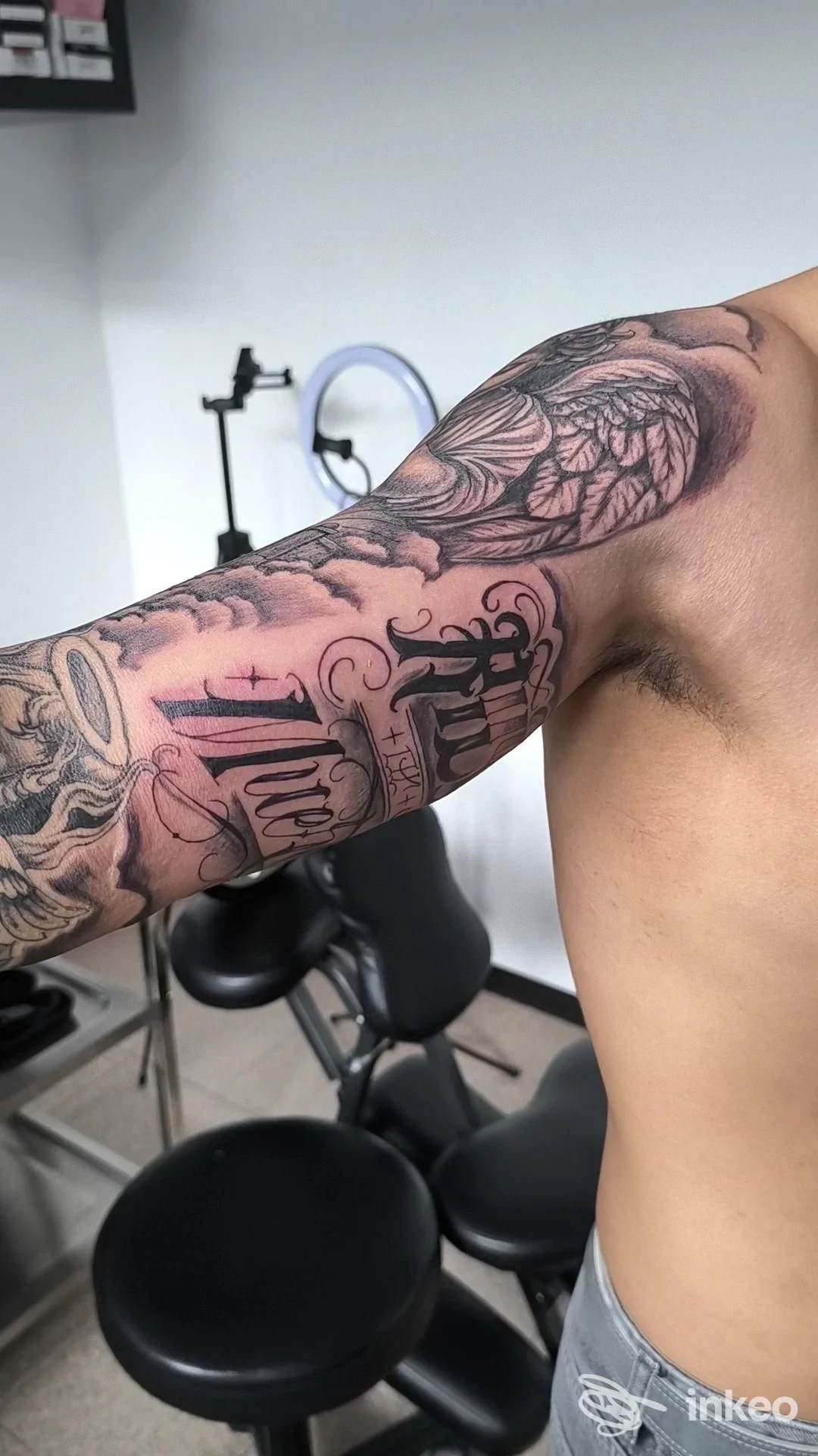 Tatuaggi in nero su braccio e spalla, fotografati nello studio CHOPPER TATTOO di Pallanza.