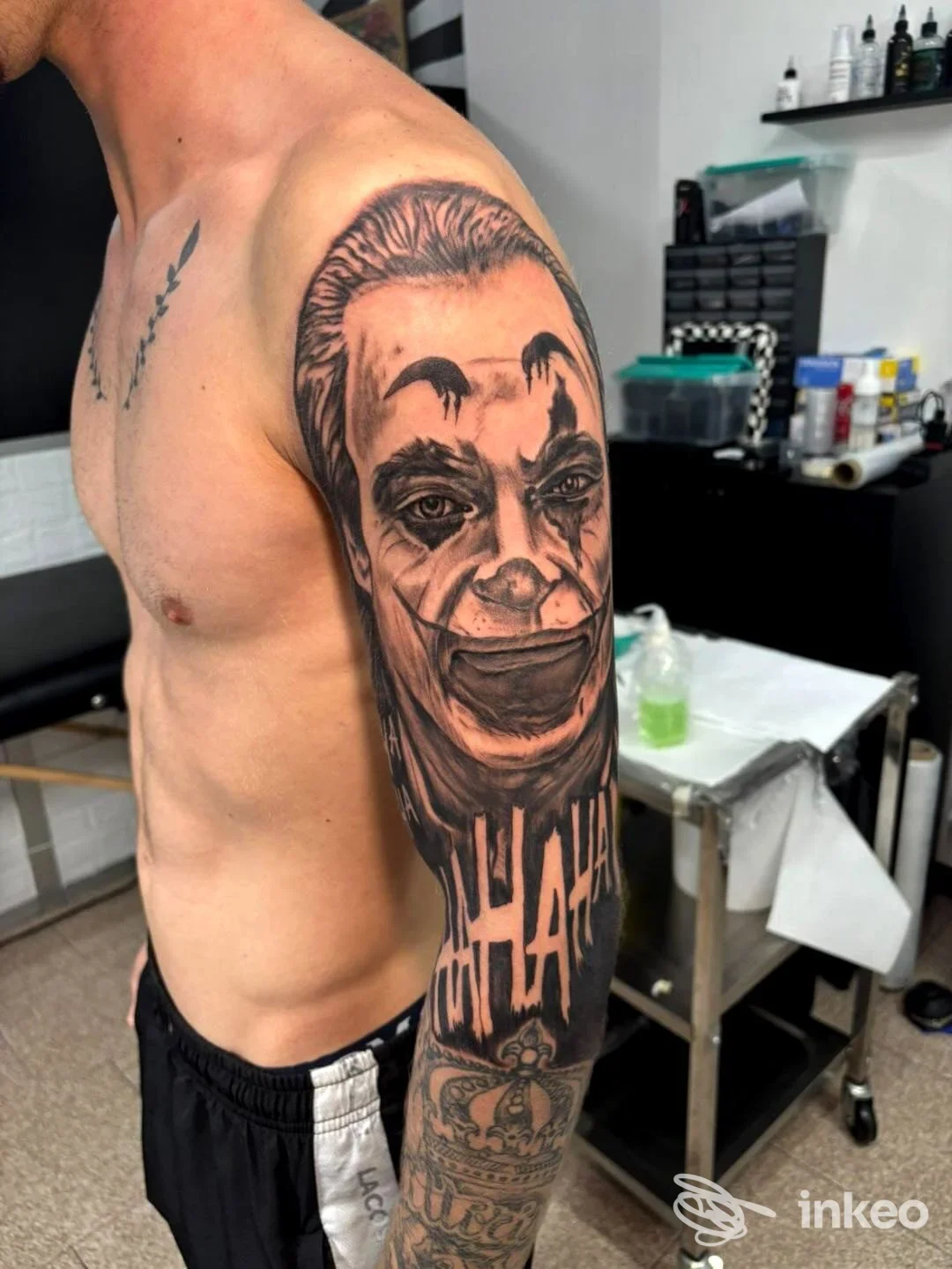 Mezza manica tatuata con ritratto clown in bianco e nero nello studio CHOPPER TATTOO di Pallanza.