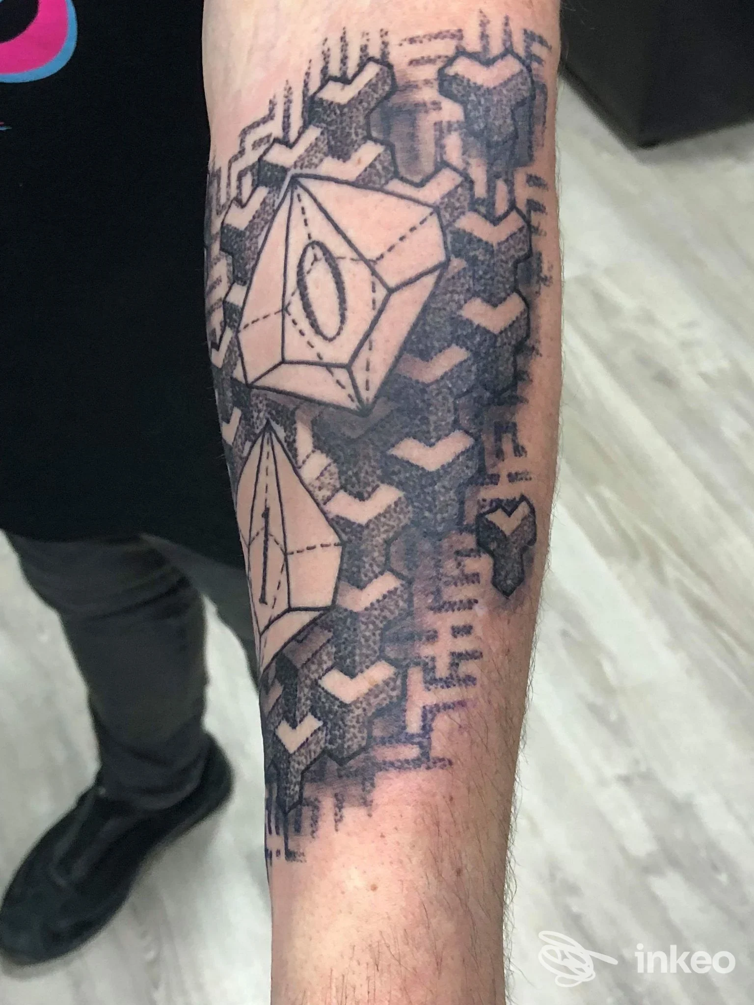 Tatuaggio geometrico in nero sull'avambraccio fotografato per Deep Line Tattoo, Cuneo.