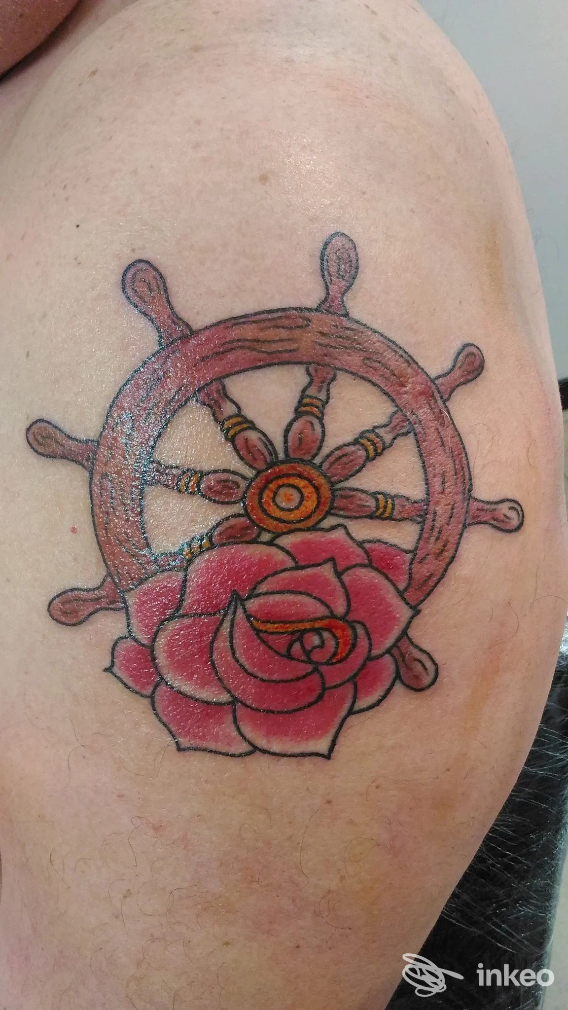 Tatuaggio timone e rosa sul braccio realizzato da Fedeli alla Linea Tattoo Studio, Arona.
