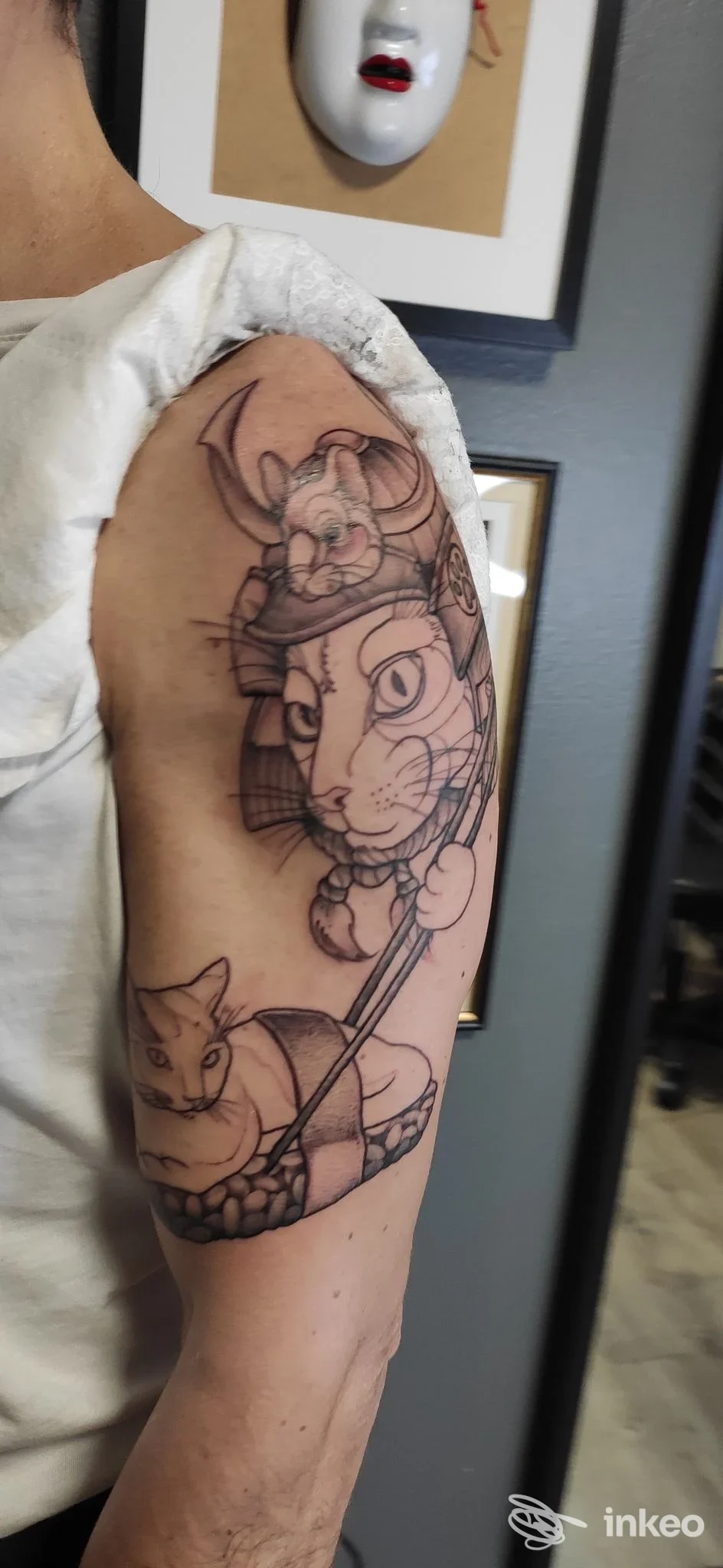 Foto del tatuaggio a linee sul braccio superiore, Fedeli alla Linea Tattoo Studio, Arona.