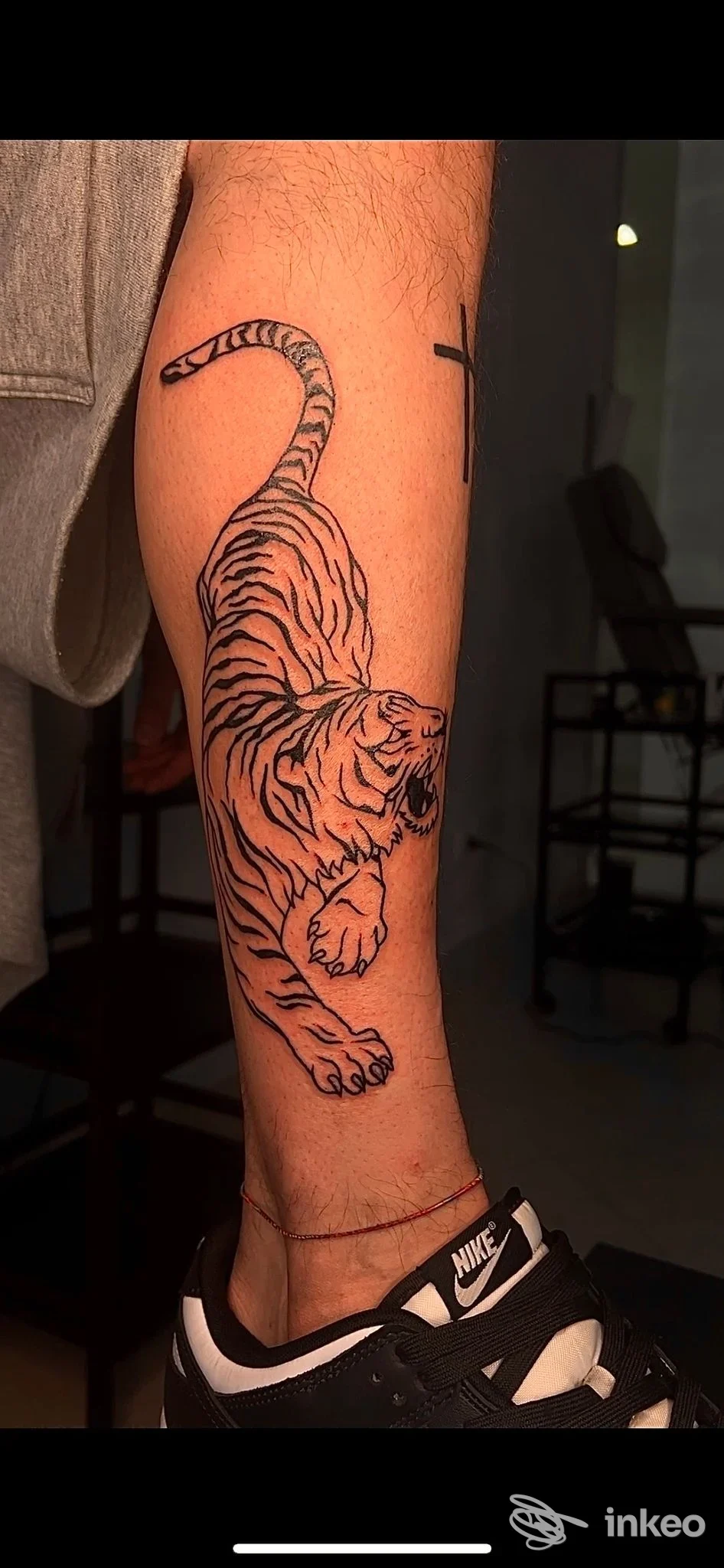 Tatuaggio a tema tigre in nero sull'avambraccio, realizzato da Dependencia tattoo piercing pmu a Grugliasco.