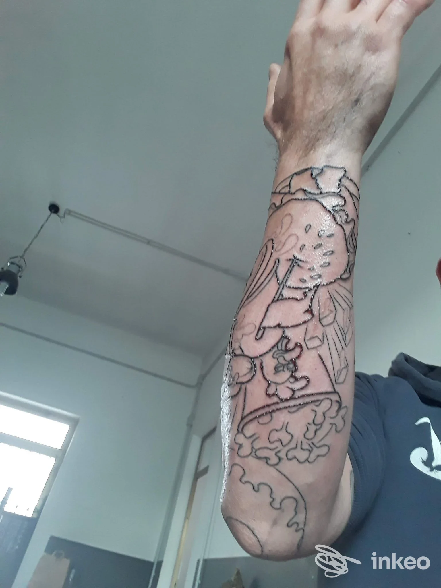 Primo piano di un avambraccio tatuato con linee nere, foto fornita da Eterna Traccia Tattoo & Piercing, Settimo Torinese.