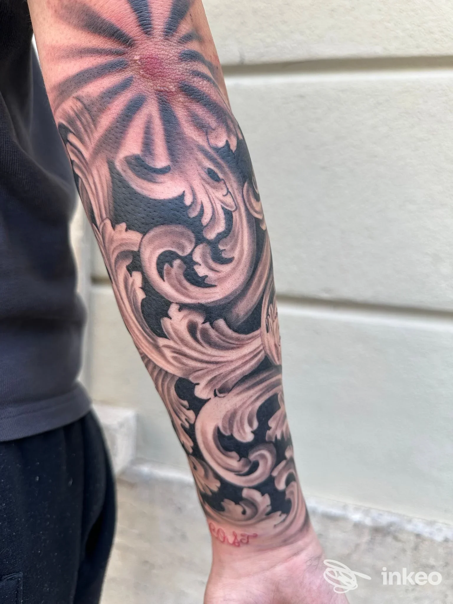 Dettaglio di tatuaggio ornamentale black&grey sull'avambraccio, foto fornita da INKFAB tattoo studio, Torino.