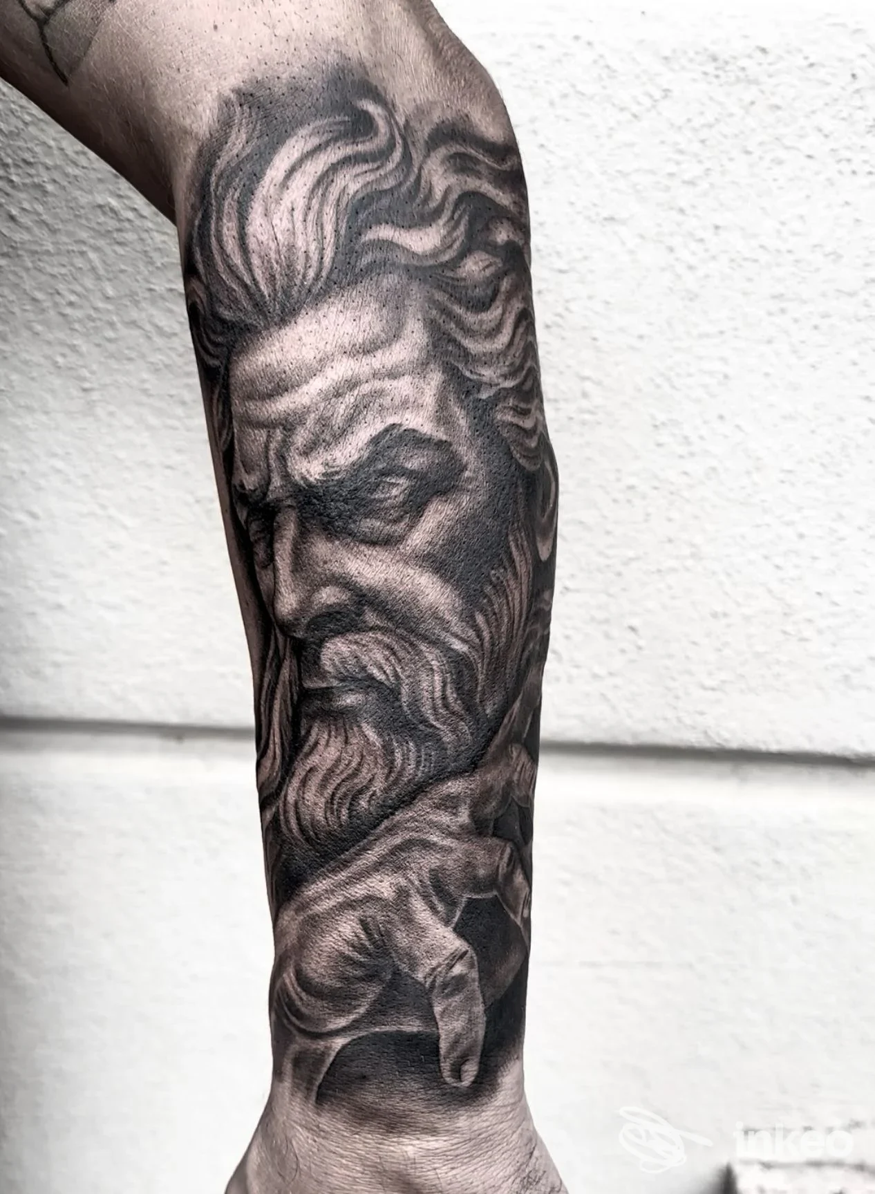 Tatuaggio realistico in bianco e nero su avambraccio, ritratto dettagliato eseguito da INKFAB tattoo studio a Torino.