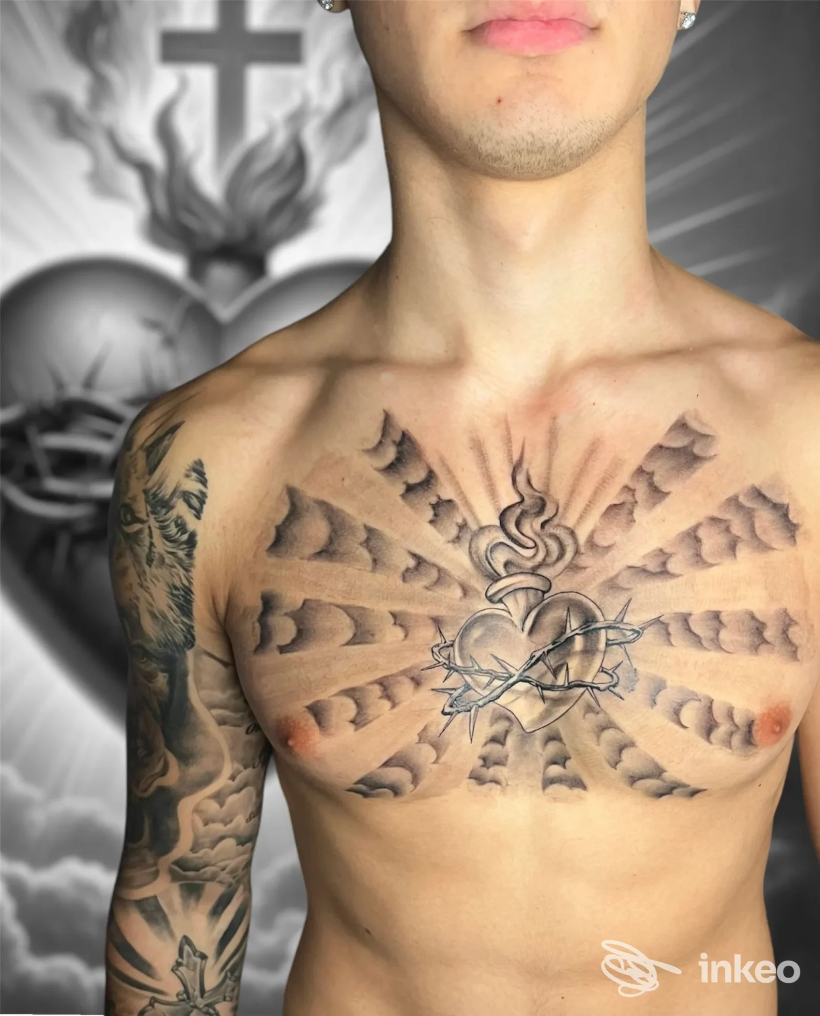 Primo piano del torace con tatuaggio a cuore e spine, foto fornita da In My Dungeon Tattoo Studio, Varallo Pombia.