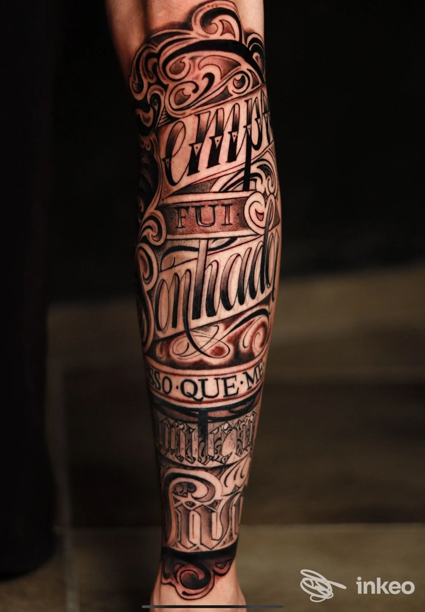 Tatuaggio lettering su avambraccio realizzato da In My Dungeon Tattoo Studio a Varallo Pombia, ampio design in nero su pelle.
