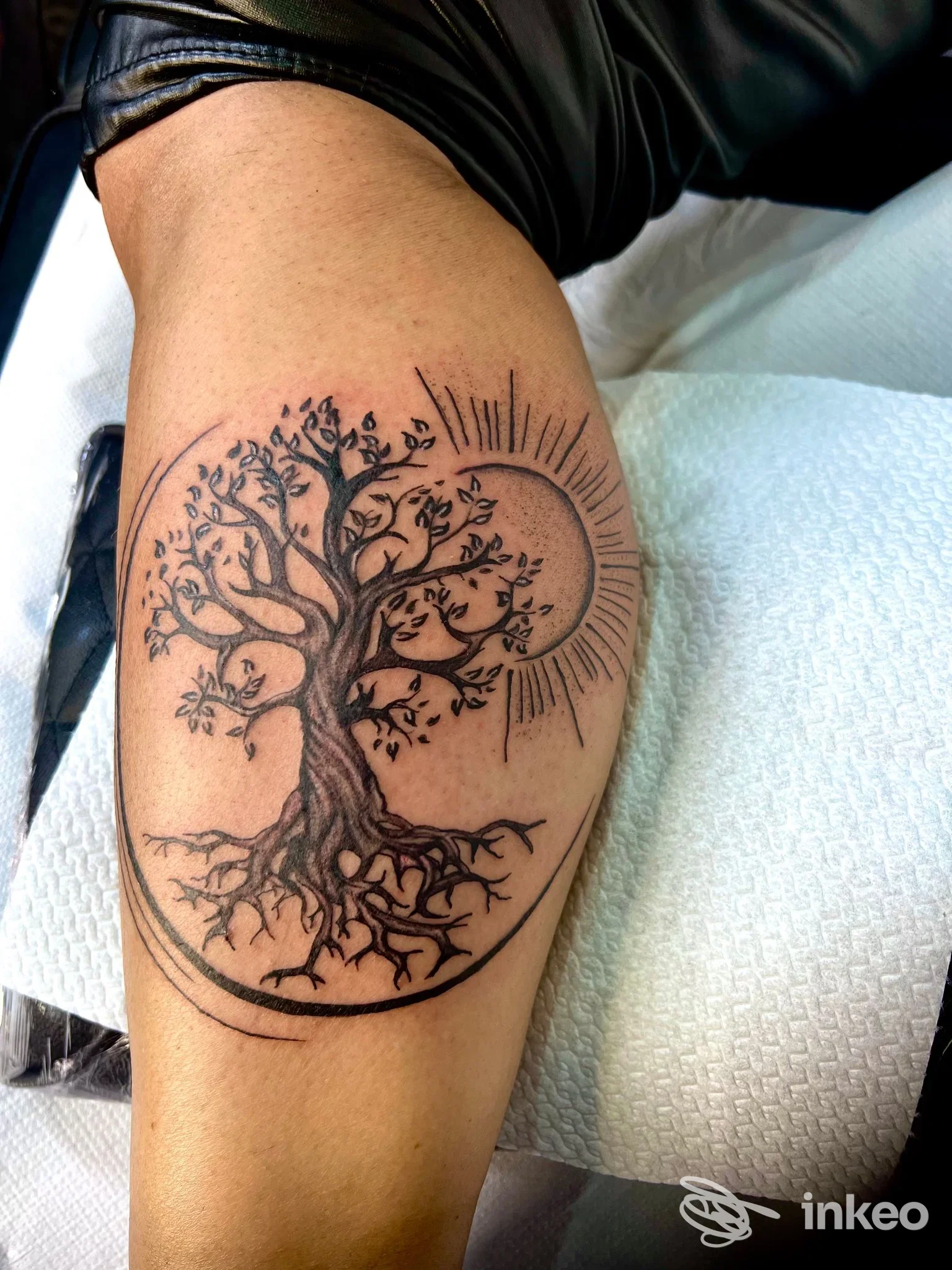 Tatuaggio a inchiostro nero raffigurante un albero della vita con sole sull'avambraccio, fotografato presso Ink Space Tattoo Studio a Torino.