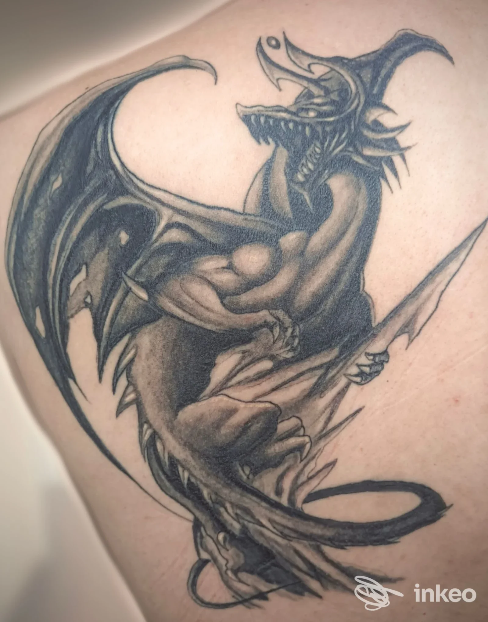 Tatuaggio black-and-grey di un drago sulla spalla/dorso, fotografia di Insomnia Tattoo Studio a Omegna.