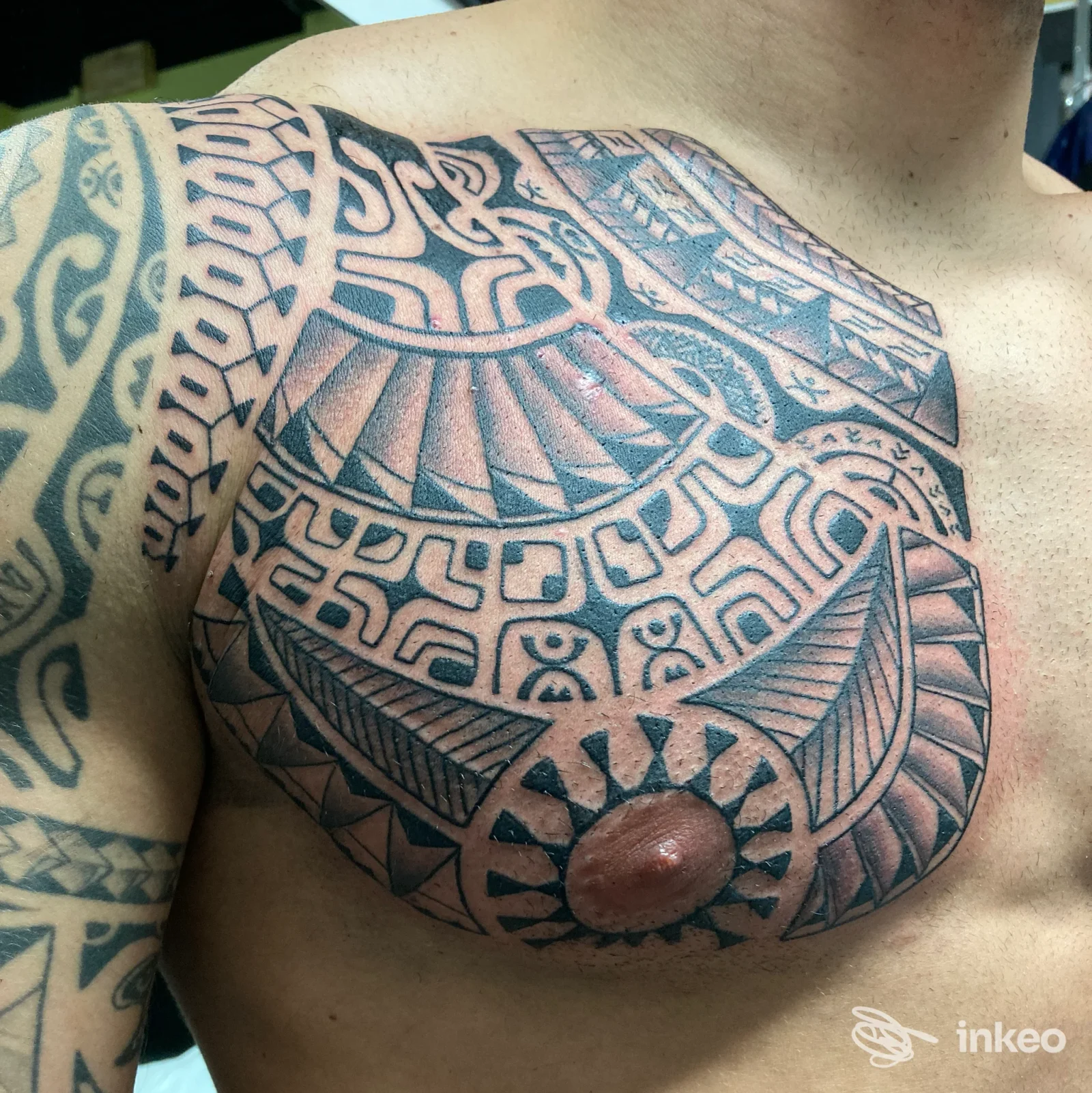 Ampio tatuaggio tribale su petto e spalla, foto inviata da Eikon Tattoo Studio a Novara.