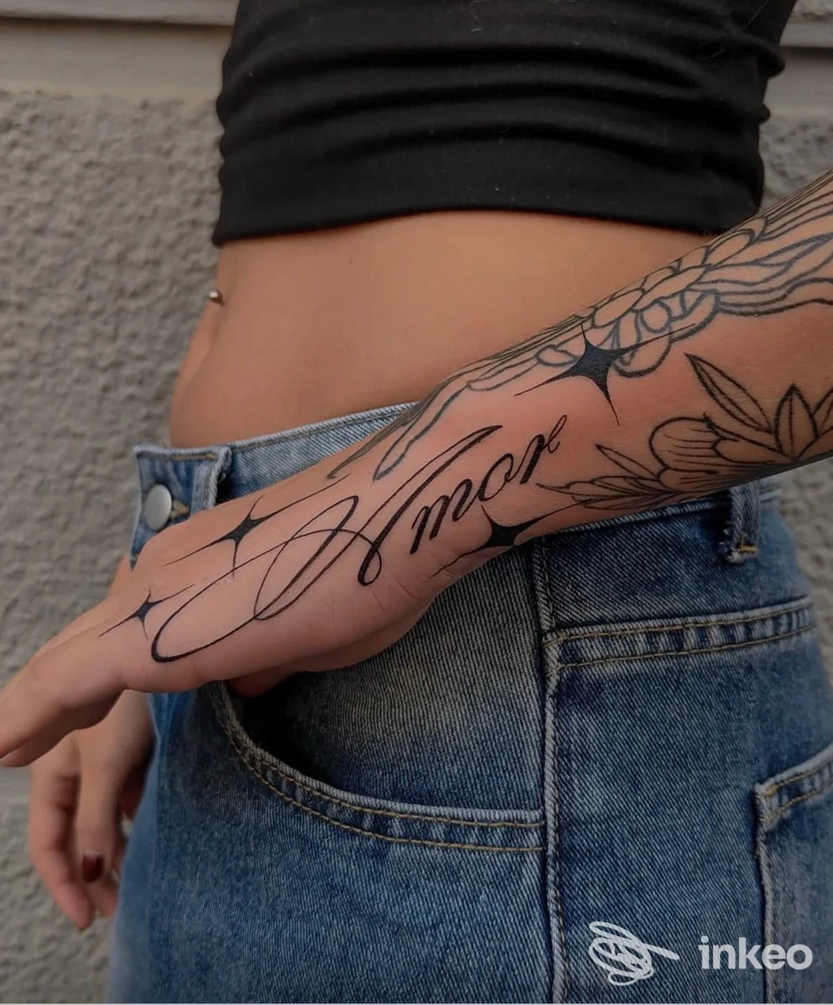 Dettaglio di tatuaggi su mano e avambraccio, foto inviata dallo studio K-Ink Studio Tattoo di Collegno.