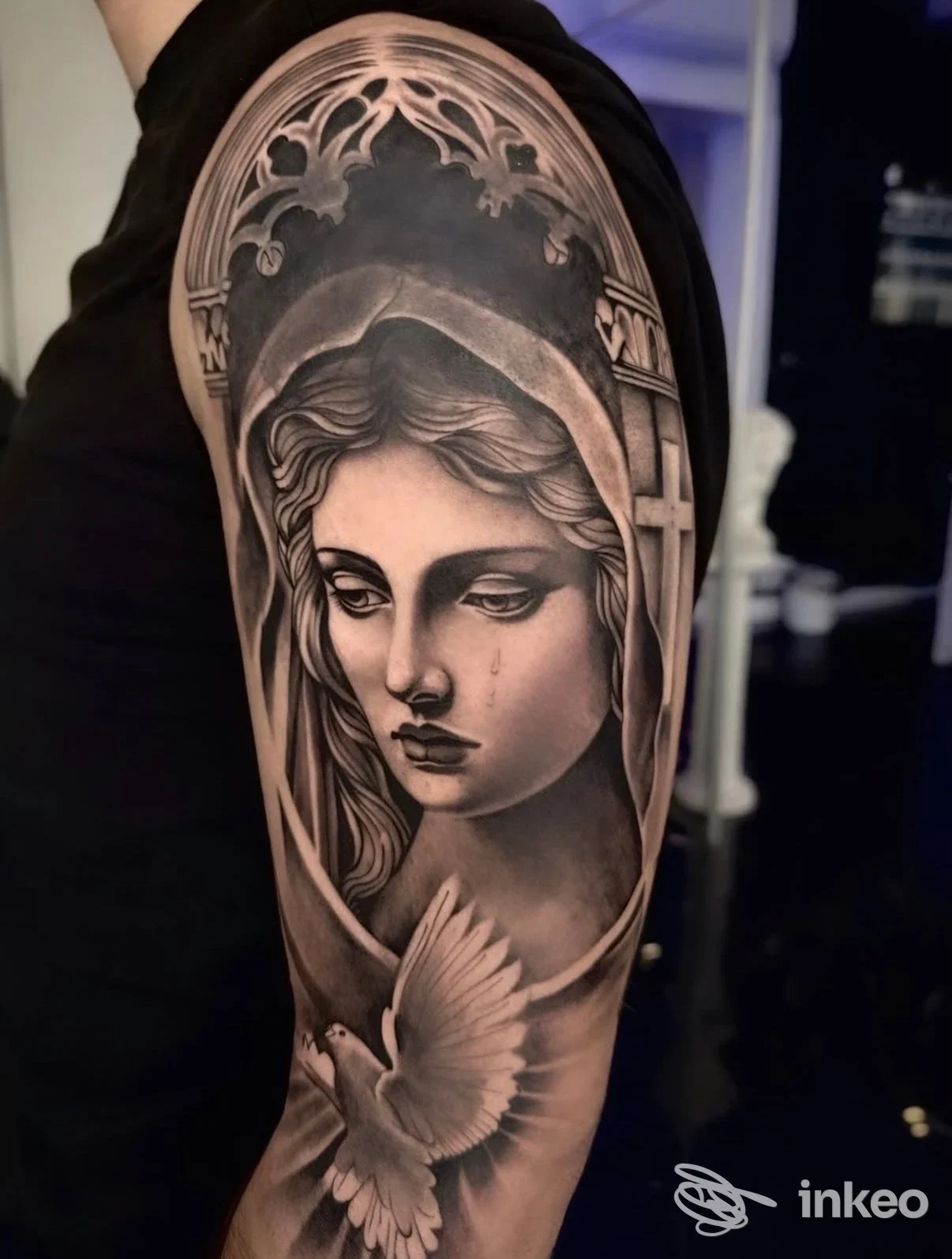 Tatuaggio realistico a manica sul braccio raffigurante il volto di una donna velata e una colomba, lavoro fotografato per K-Ink Studio Tattoo, Collegno.