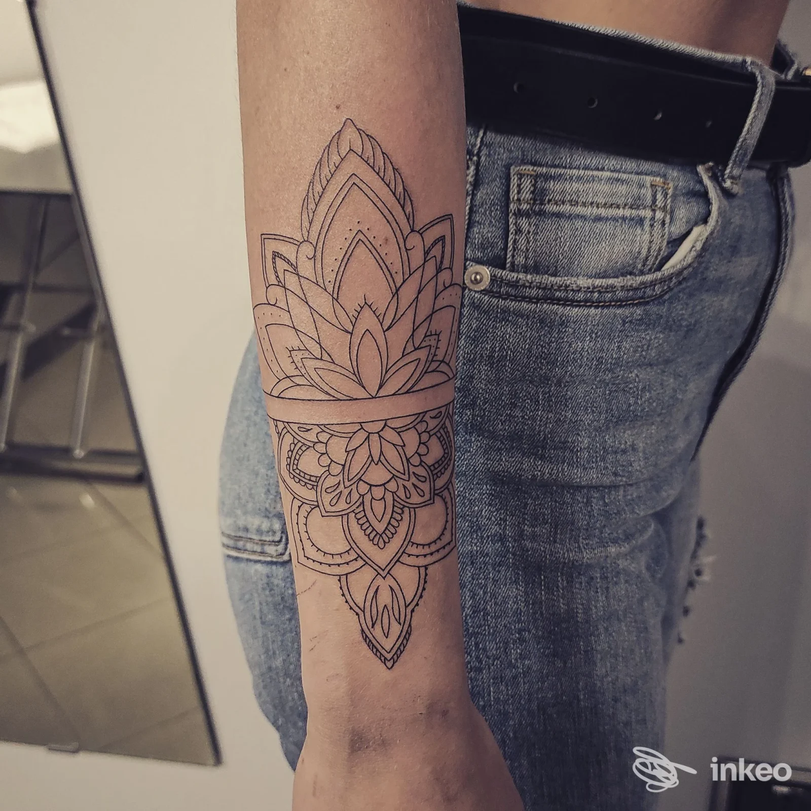 Tatuaggio ornamentale a linee nere sull'avambraccio, foto fornita da Kaia tattoo, Caselle Torinese.
