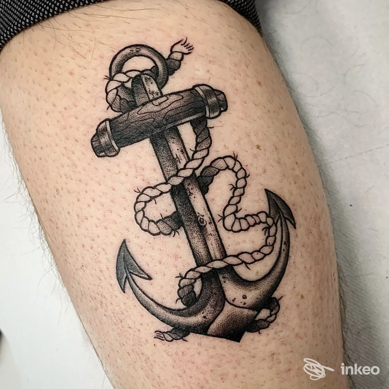 Tatuaggio a inchiostro nero di un'ancora con corda su coscia, LOV Tattoo Studio, Caselle Torinese.