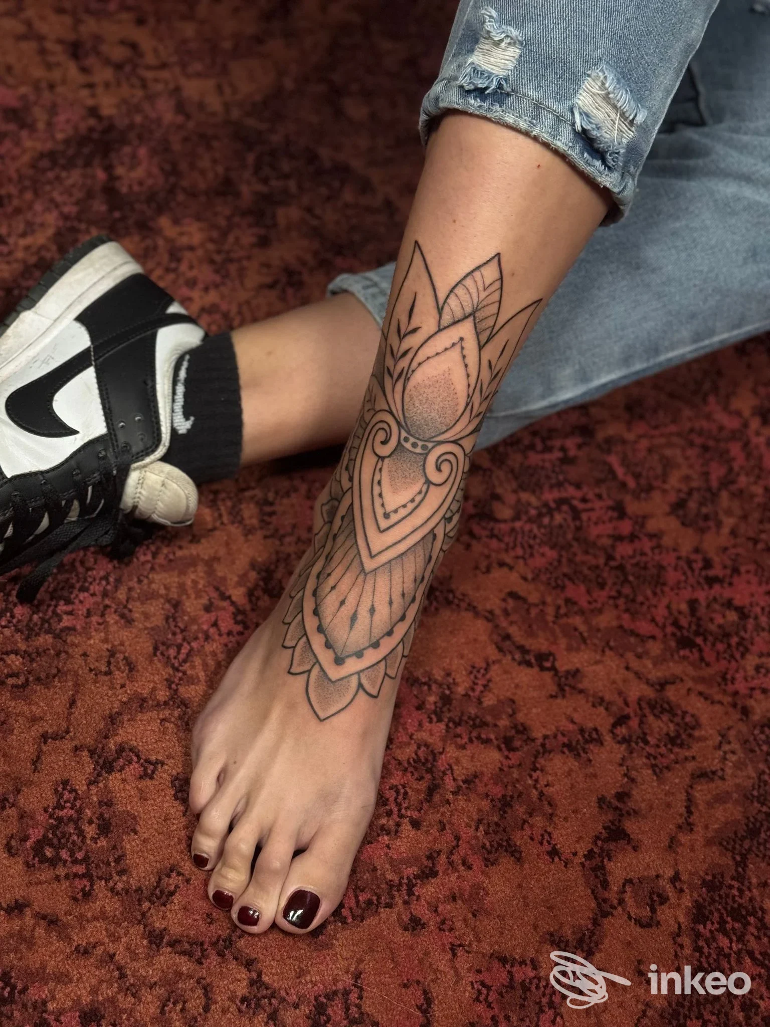 Tatuaggio ornamentale nero su caviglia e dorso del piede, foto per Loco Ink Tattoo a Settimo Torinese.