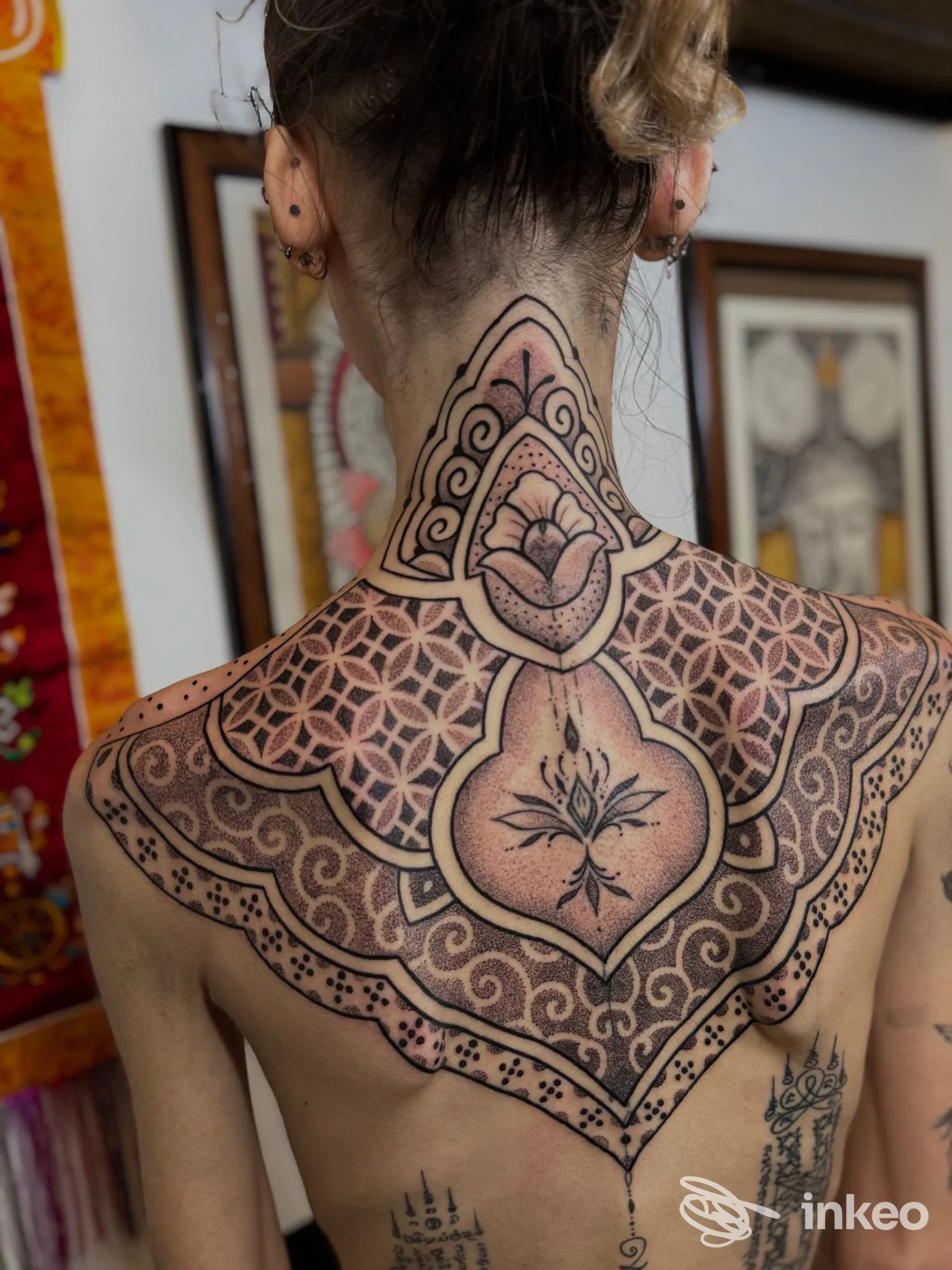 Ampio tatuaggio ornamentale su nuca e alto dorso, foto realizzata da Loco Ink Tattoo a Settimo Torinese.