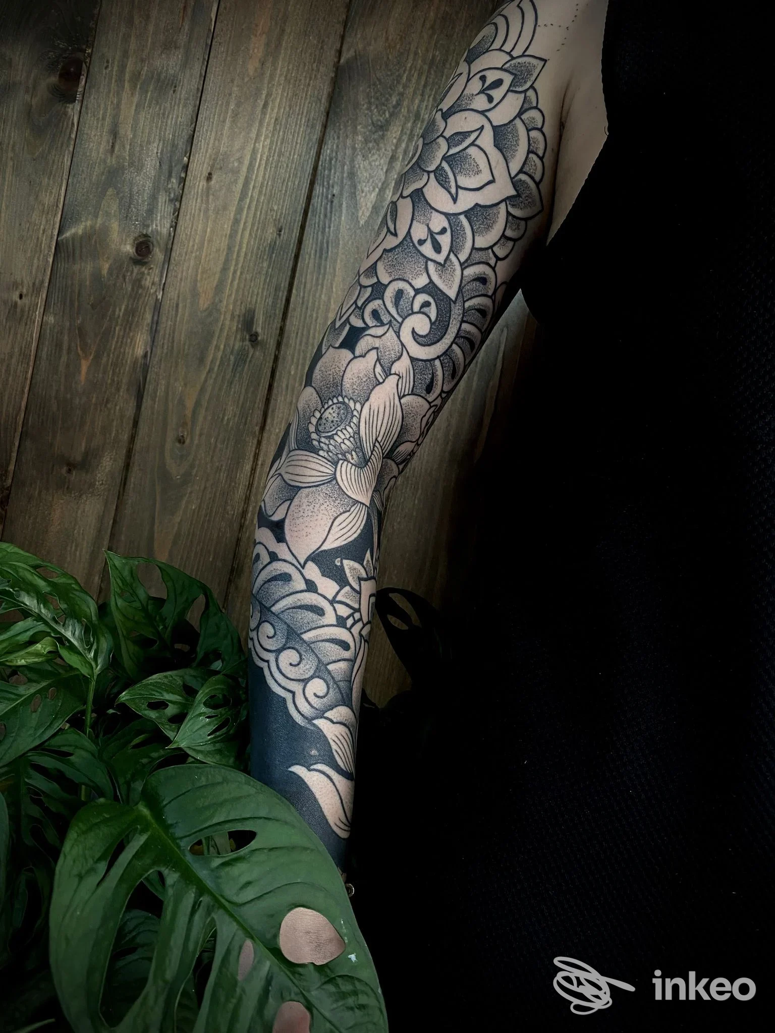 Manica tatuata in bianco e nero fotografata nello studio Loco Ink Tattoo a Settimo Torinese, dettaglio su braccio sinistro.