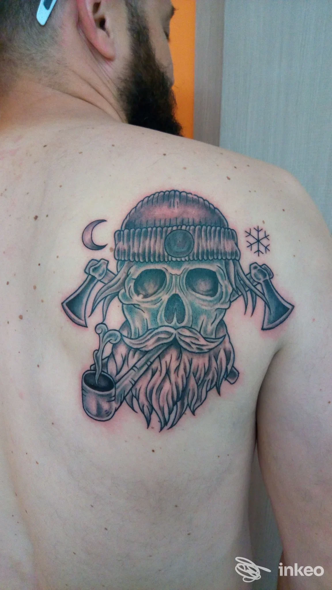 Tatuaggio su spalla/destra e parte alta della schiena realizzato da Lele Tattoo Art by Skin Colours, Alessandria.